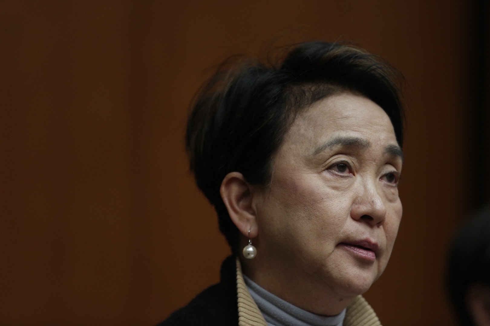劉慧卿指，對事件感到震怒與痛心，強力譴責暴力行徑，又批評梁振英撕裂社會。（江智騫攝）