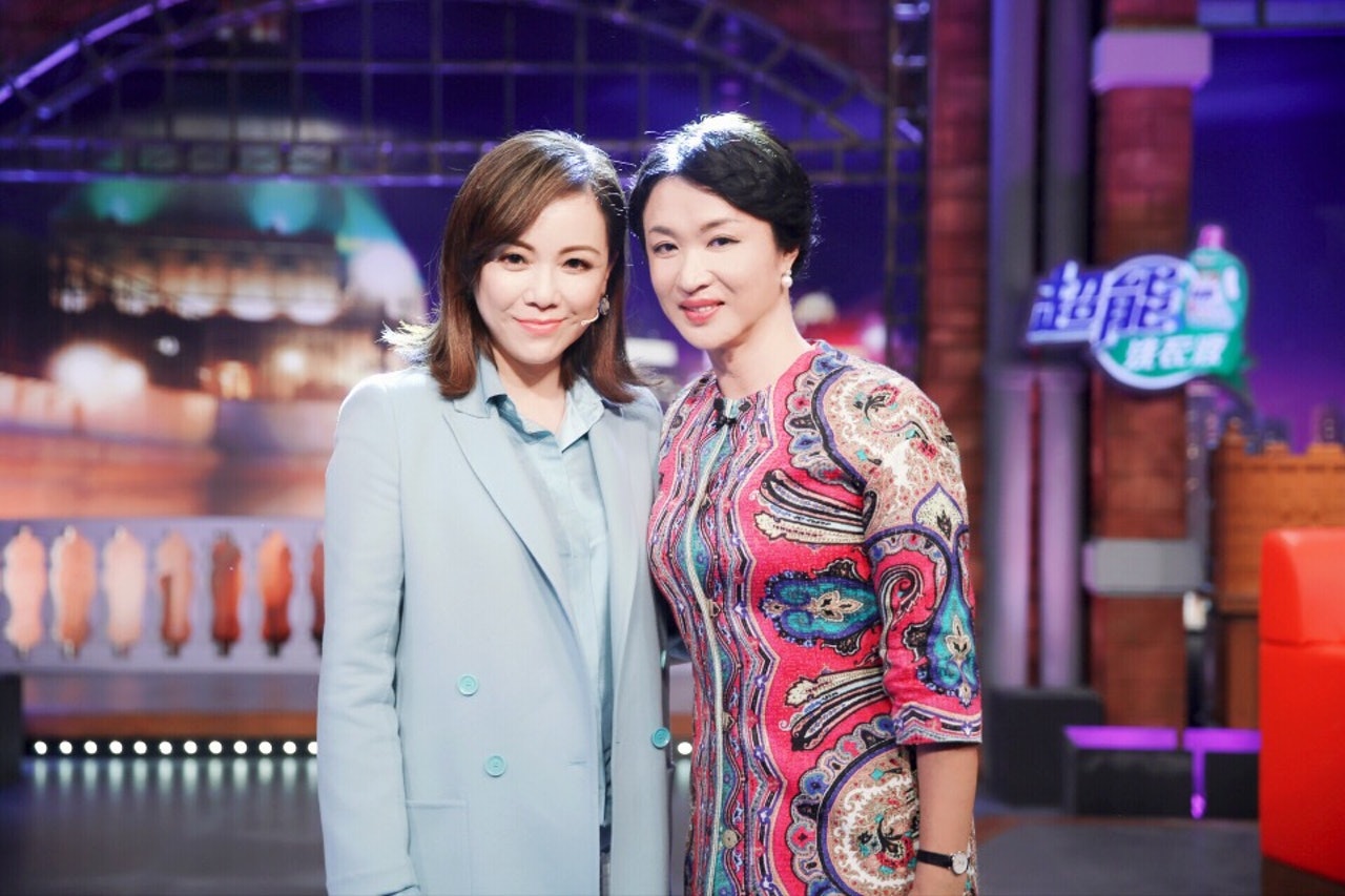 鄧萃雯同主持人金星一見如故,金星即做埋紅娘,除推薦節目男導演給雯女,又不忘叫她出來聚一聚。 鄧萃雯同主持人金星一見如故,金星即做埋紅娘,除推薦節目男導演給雯女,又不忘叫她出來聚一聚。