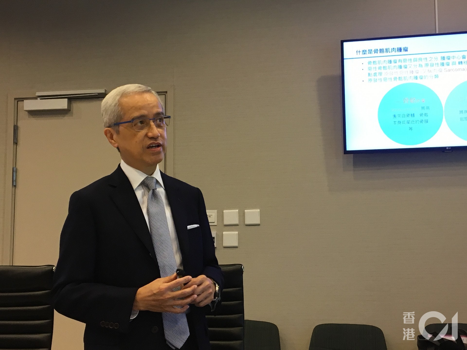 蘇鎰昌指,惡性骨骼肌肉腫瘤的病因未明,大部分個案跟基因突變有關,暫未確定是否與遺傳有關。(李恩慈攝) 蘇鎰昌指,惡性骨骼肌肉腫瘤的病因未明,大部分個案跟基因突變有關,暫未確定是否與遺傳有關。(李恩慈攝)