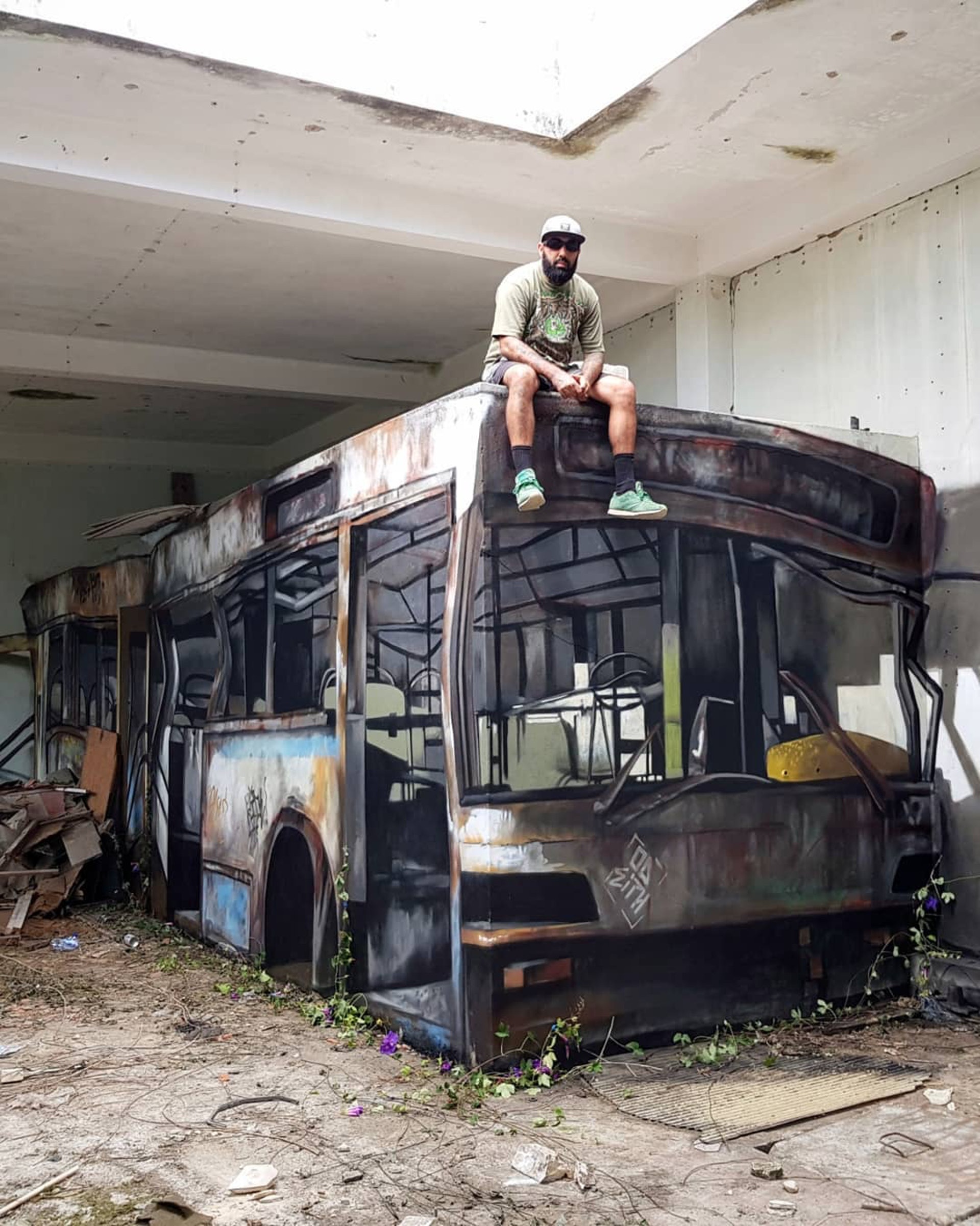 畫成了一輛銹跡斑斑,看起來已經報廢的「公交車」:(odeith/Instagram) 畫成了一輛銹跡斑斑,看起來已經報廢的「公交車」:(odeith/Instagram)