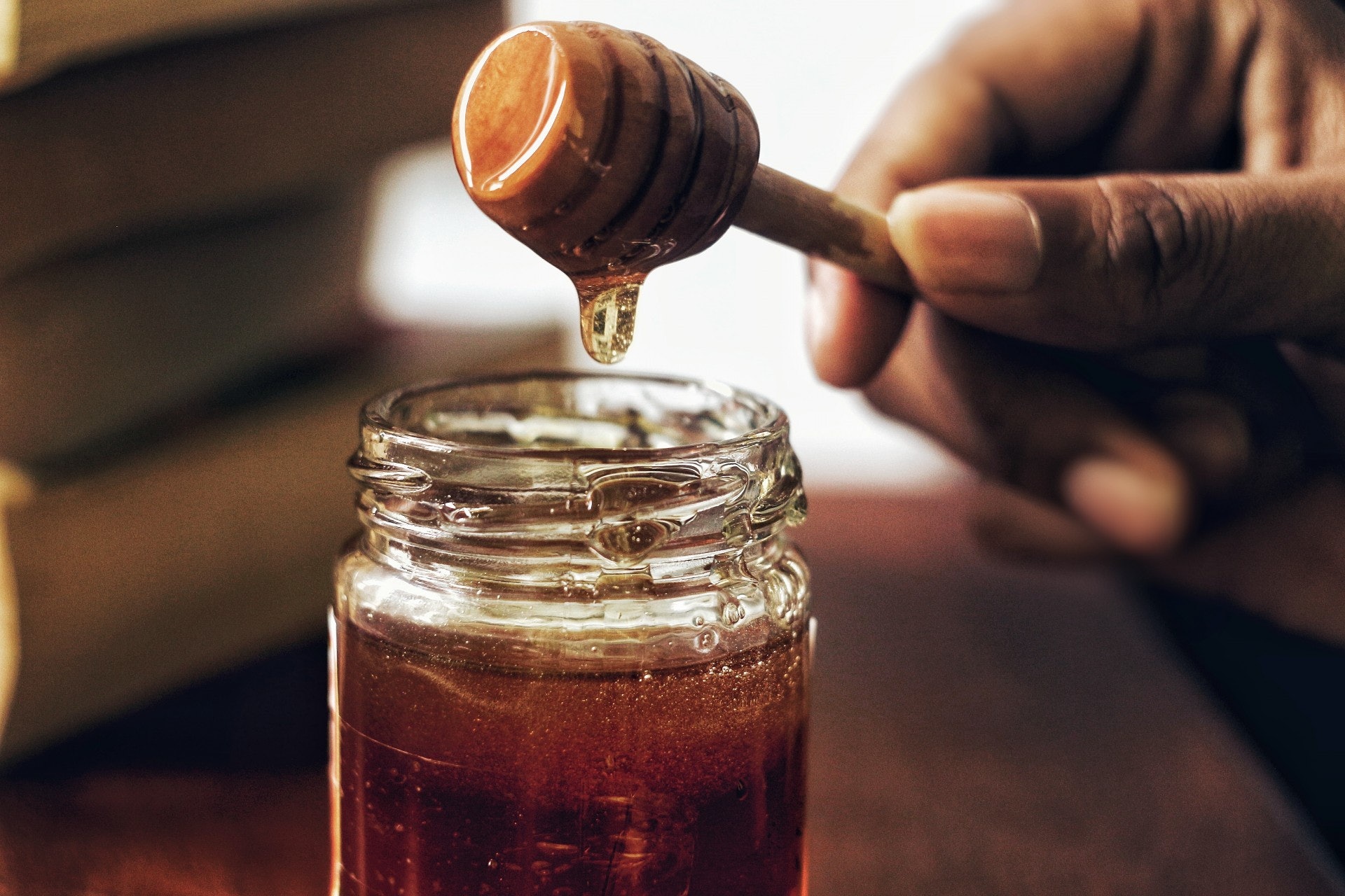 6. 蜂蜜常用於不少甜品，但其主要成分為單糖，有機會令腸易激患者發病。（arwinneil/unsplash））