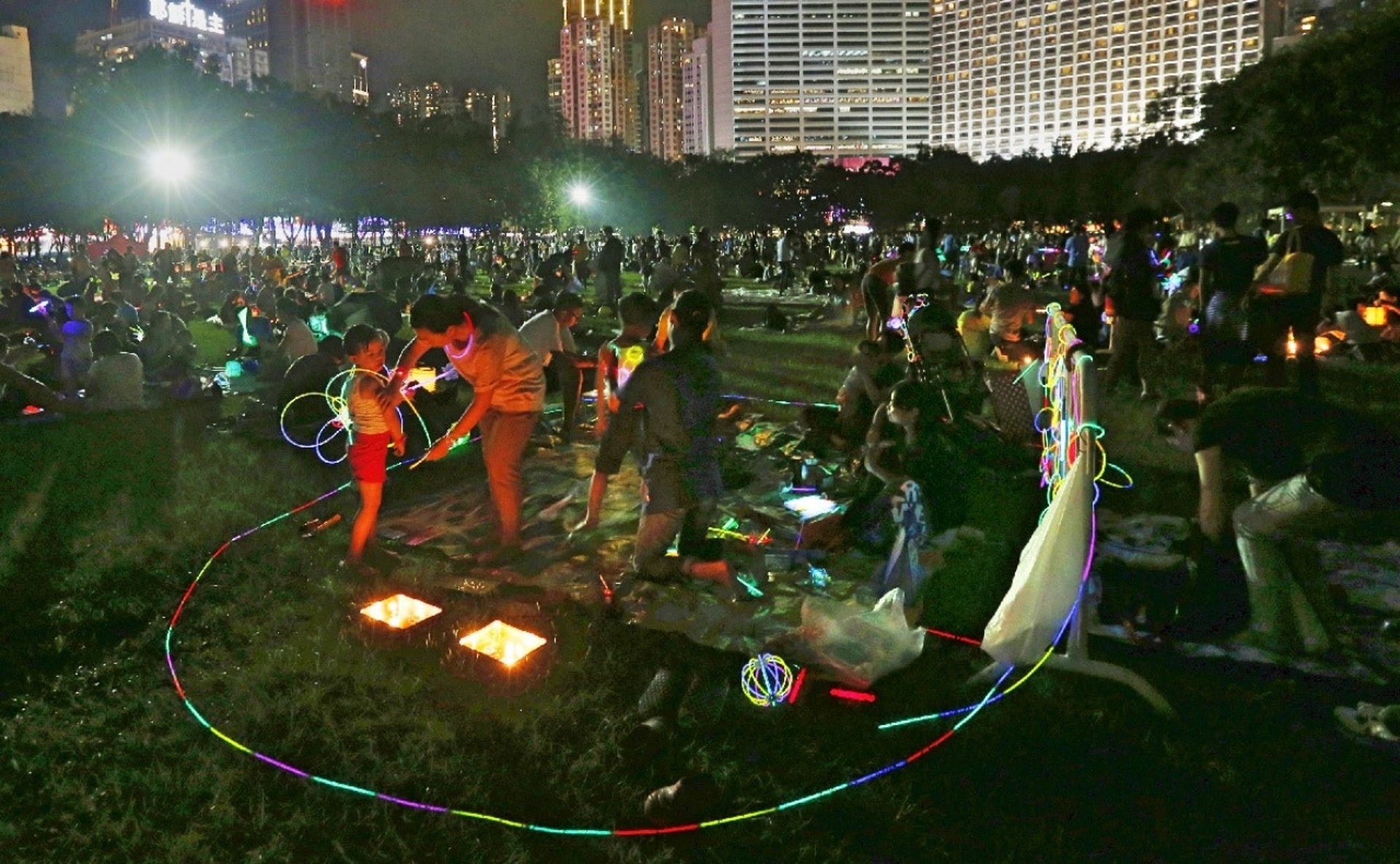 熒光棒對環境會造成嚴重傷害,環保團體近年已經多次呼籲市民不要再玩熒光棒。(資料圖片) 熒光棒對環境會造成嚴重傷害,環保團體近年已經多次呼籲市民不要再玩熒光棒。(資料圖片)