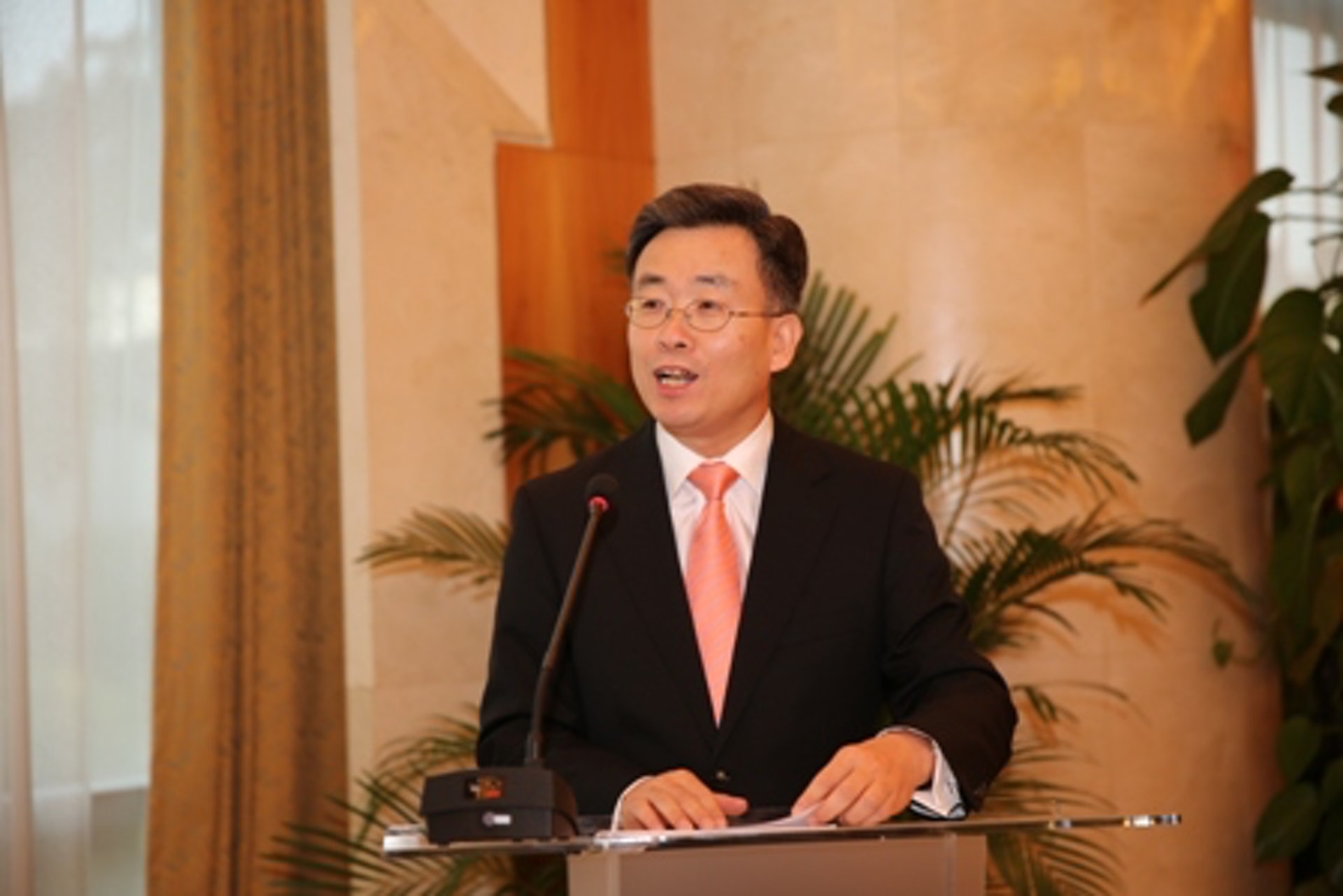 原外交部駐港特派員宋哲,調任為港澳辦副主任,他會否更上一層樓備受關注。(外交部駐港特派員公署圖片) 原外交部駐港特派員宋哲,調任為港澳辦副主任,他會否更上一層樓備受關注。(外交部駐港特派員公署圖片)