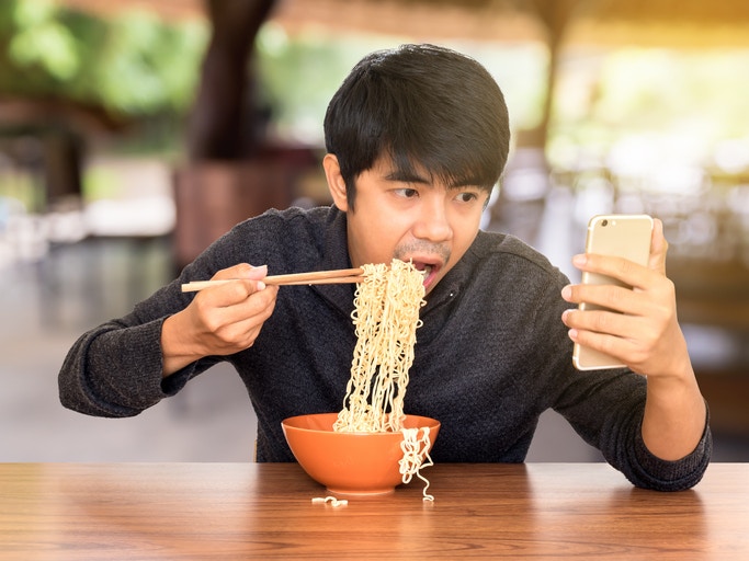 不少加工食物高熱量又低營養，多吃對身體有害無益。（GettyImages/VCG）