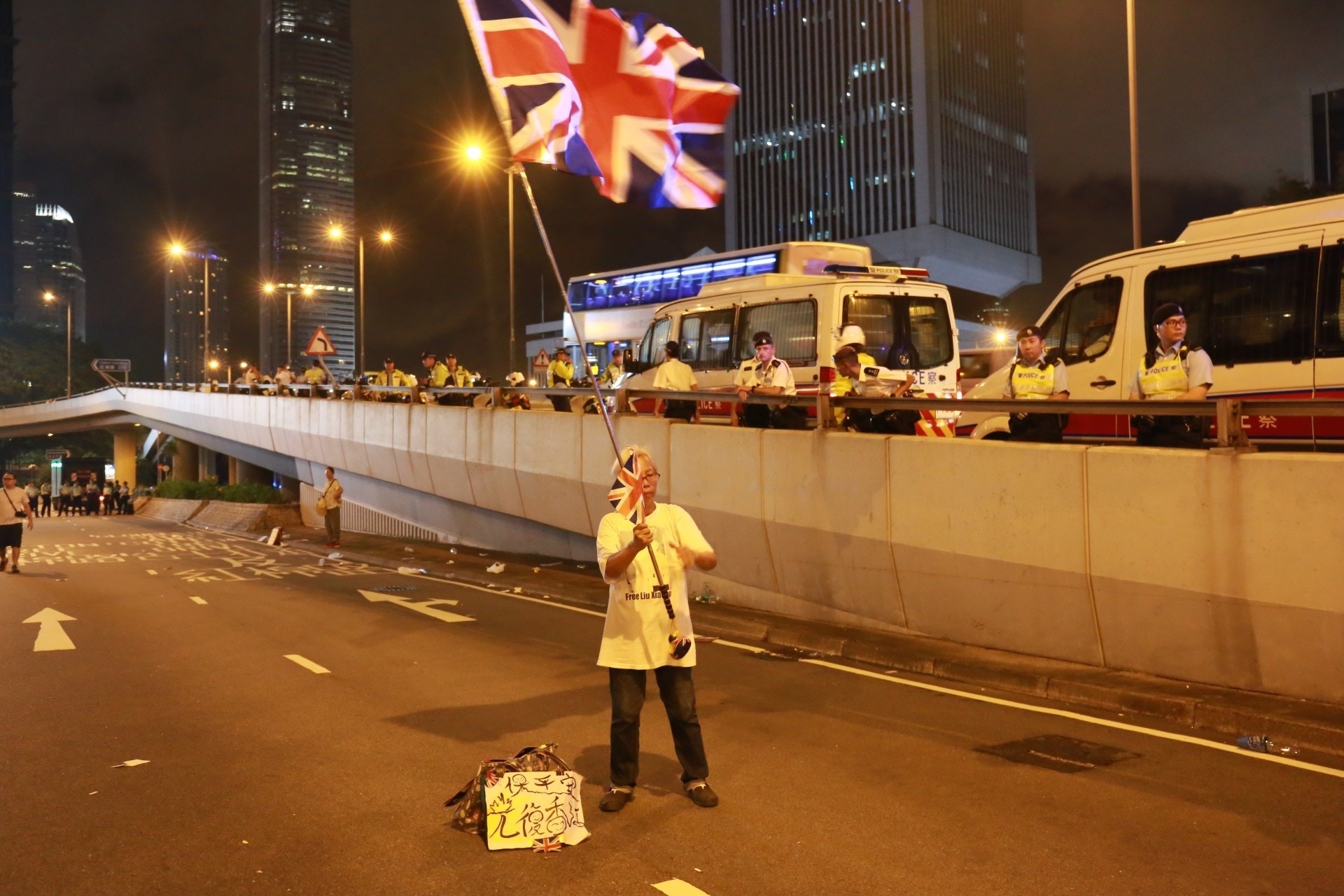 【逃犯條例】朱凱迪：舉英國旗王婆婆在內地　目前「安全」
