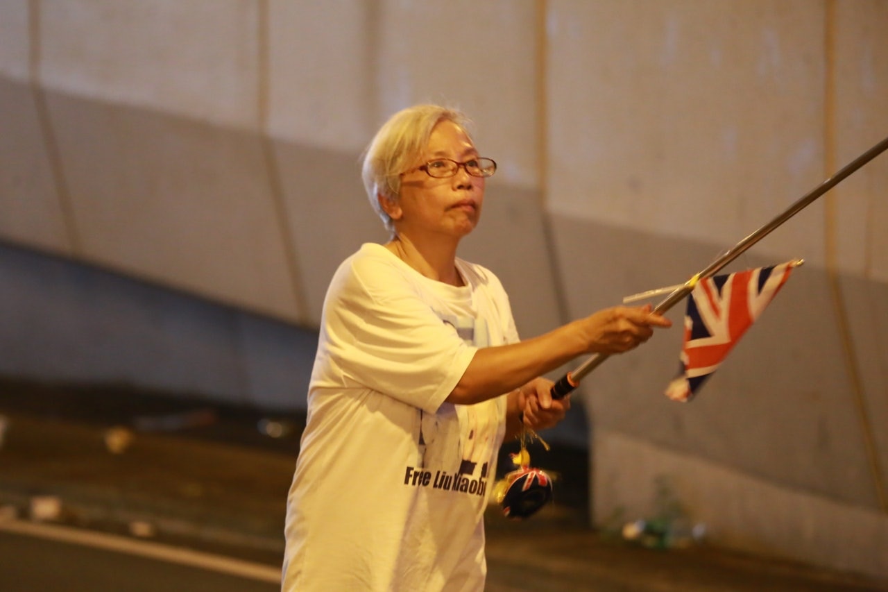 年逾六旬的王婆婆在6月9日於夏愨道示威現場出現，並接受《香港01》訪問，當時她表示堅決反對《逃犯條例》修訂。（資料圖片）