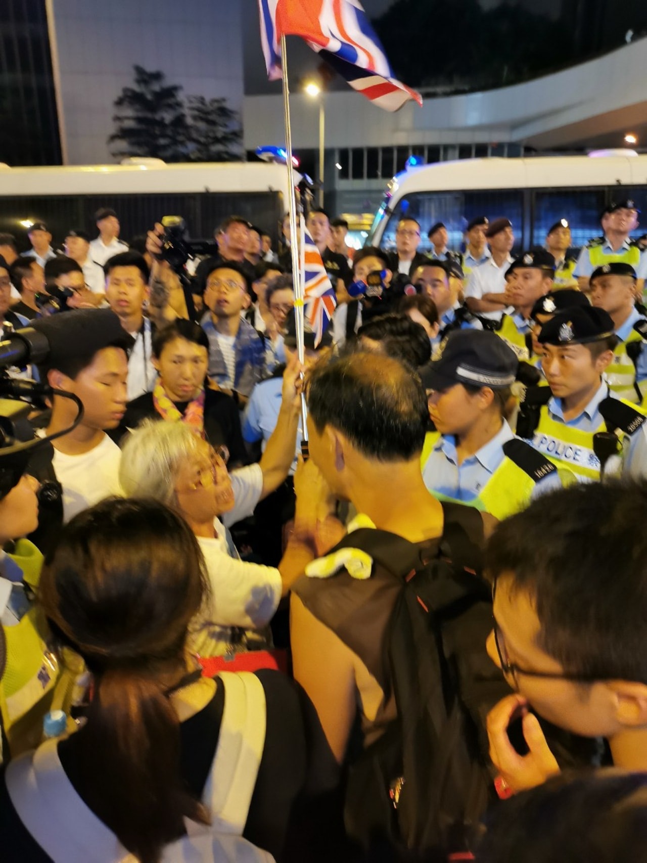 多次示威之中，王婆婆都舉着英國旗站在前線，甚至出現在警方防線前面。（資料圖片）