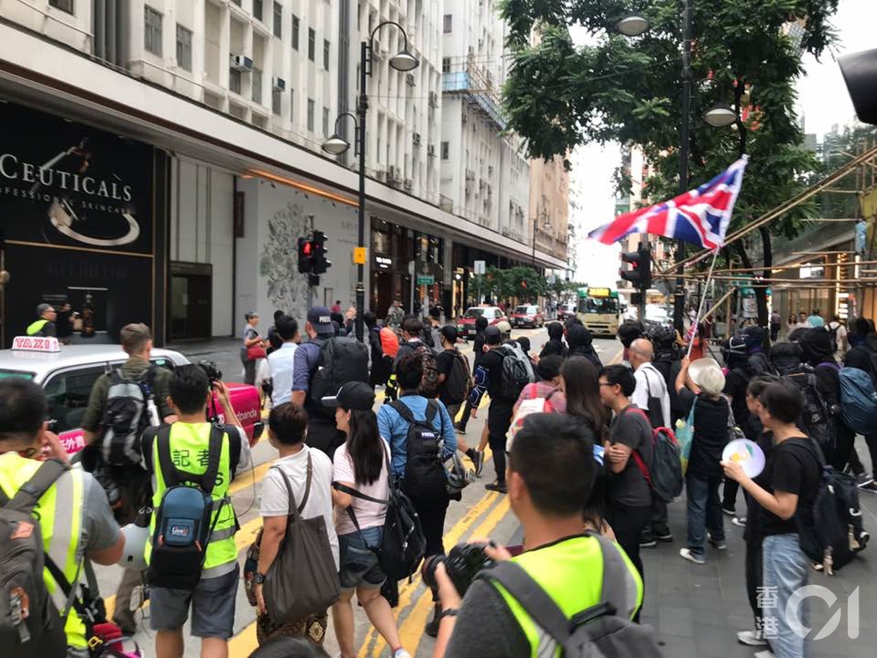 8月11日維園集會人士進出附近道路，亦可見到王婆婆身影。（資料圖片）