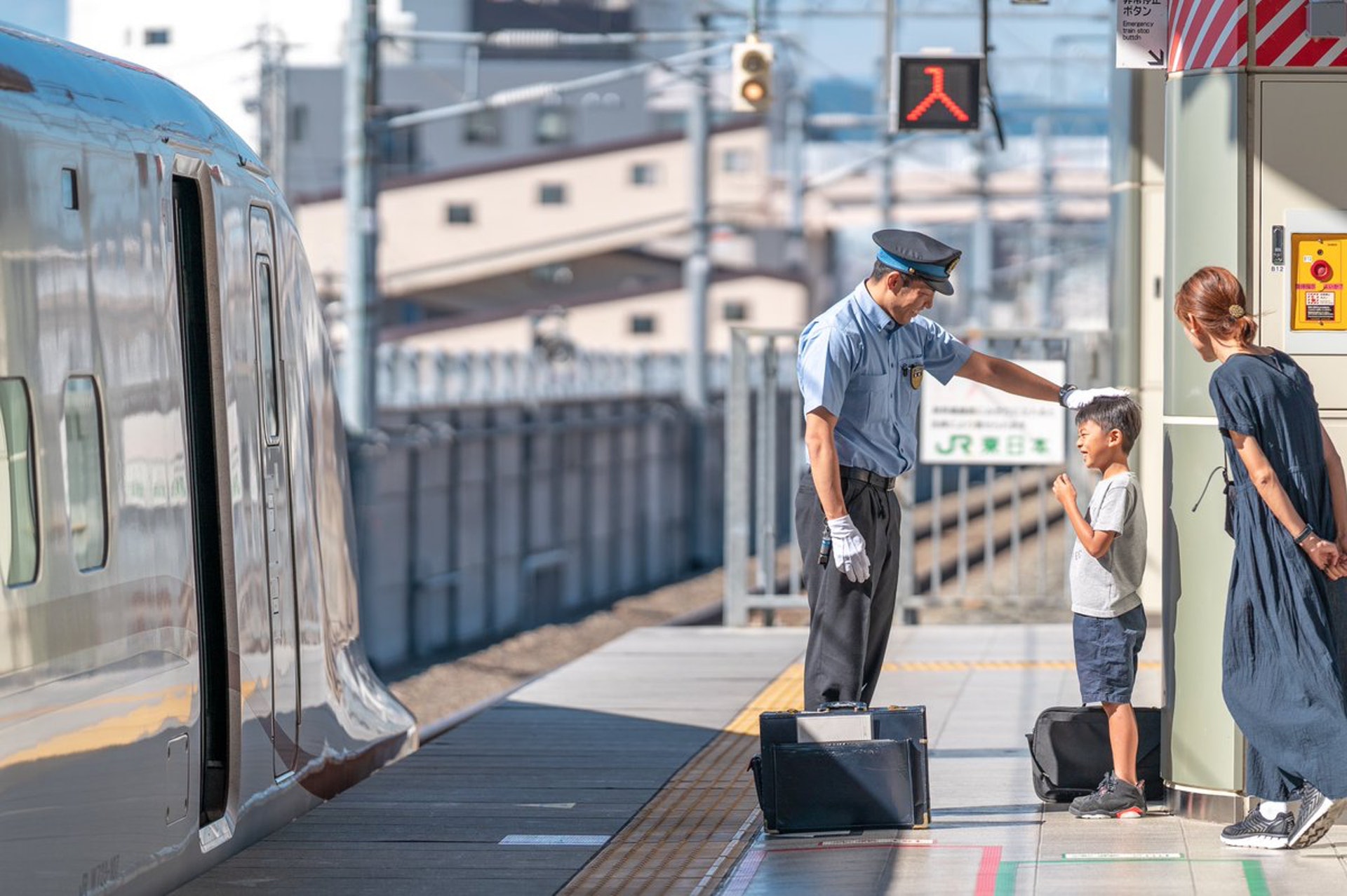 日本暖心jr車長為鐵路迷小粉絲戴帽子互動畫面感動50萬網民 日本暖心jr車長為鐵路迷小粉絲戴帽子互動畫面感動50萬網民