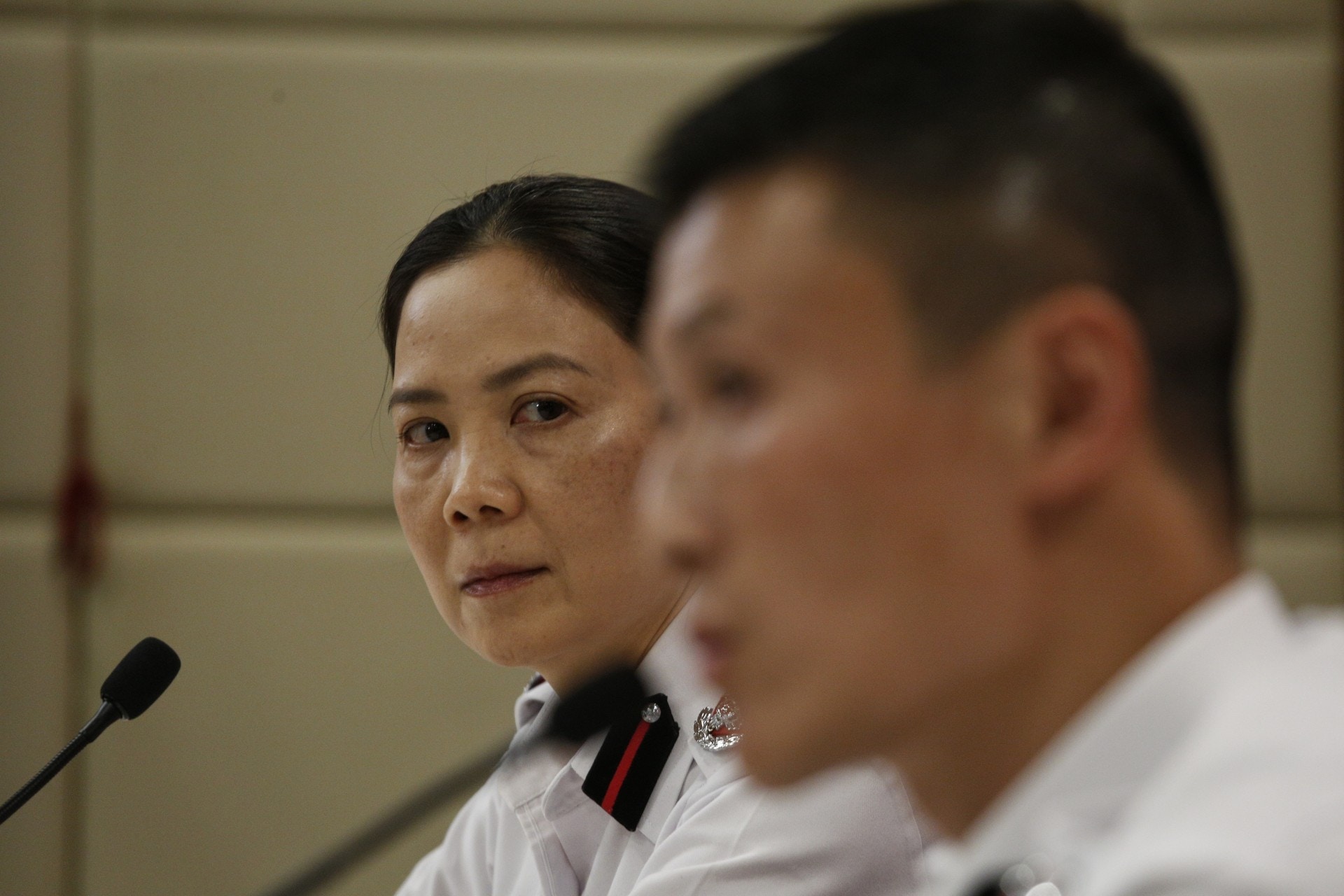 曾敏霞(左)、陳慶勇(右)再代表消防處交代太子站831事件。(張浩維攝)