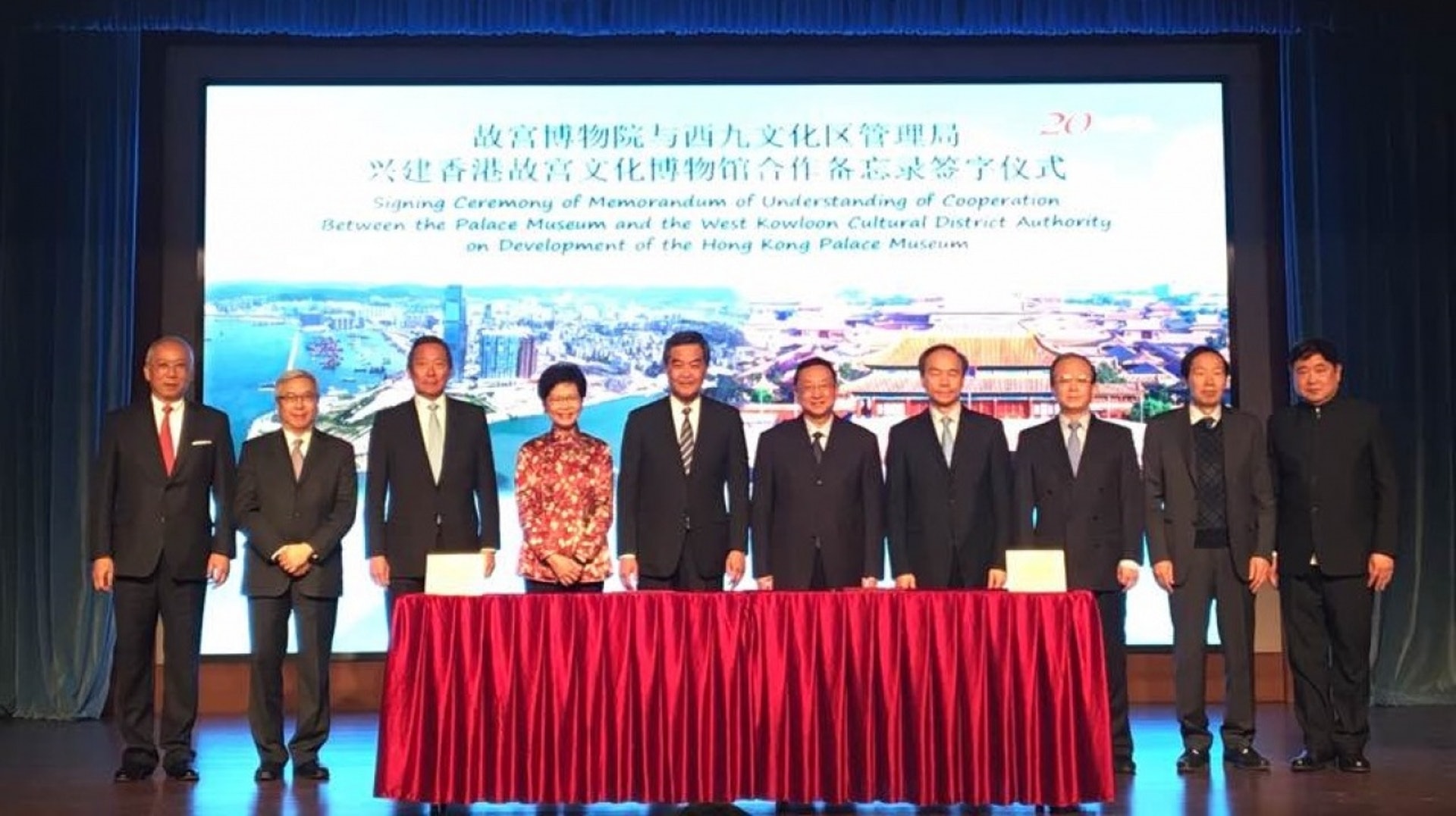 林鄭月娥上周與北京故宮簽訂合作協議,特首梁振英在場見證。(資料圖片) 林鄭月娥上周與北京故宮簽訂合作協議,特首梁振英在場見證。(資料圖片)