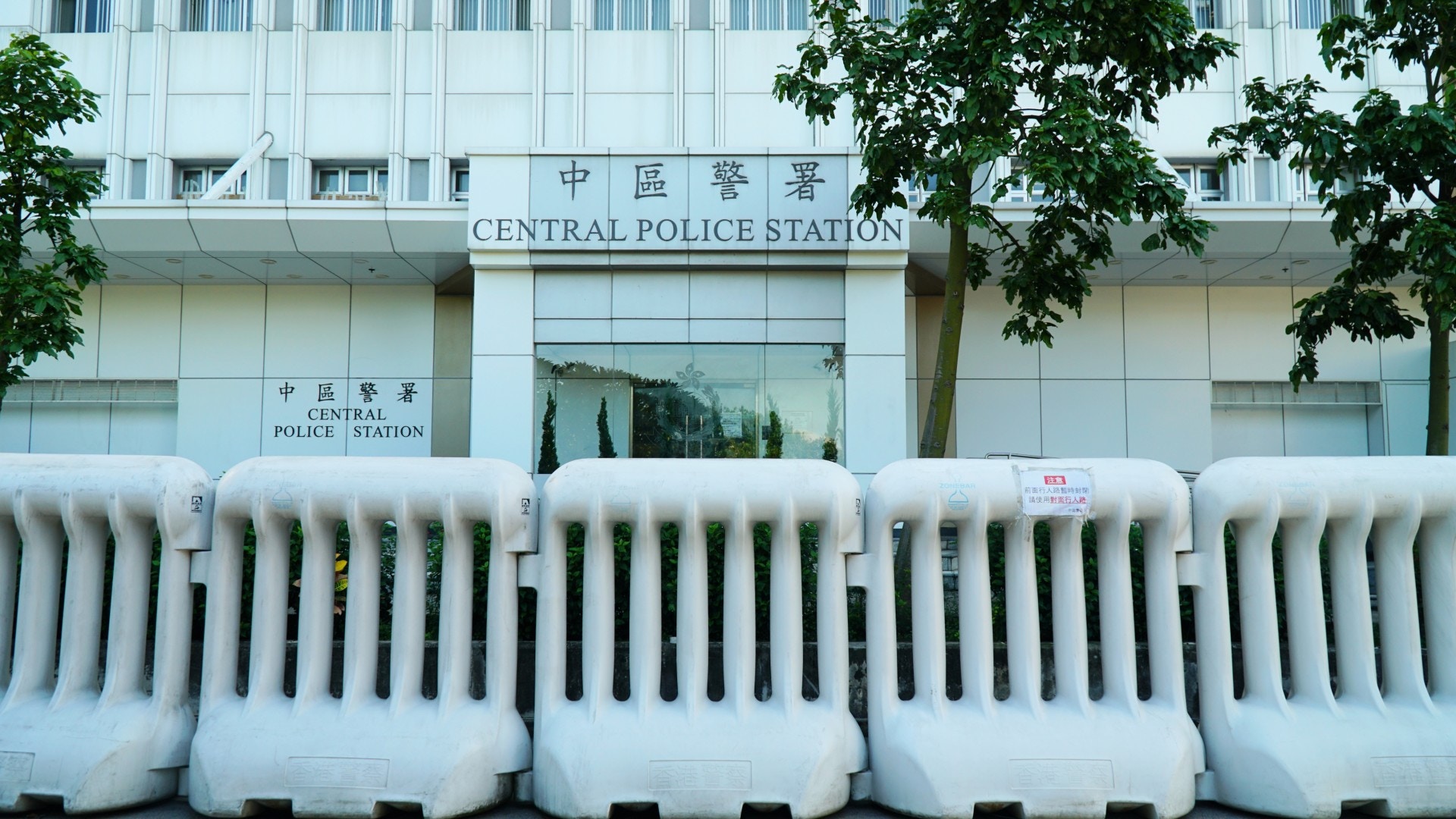 寵物公園的入口正正就在中區警署對面。(何穎琪攝) 寵物公園的入口正正就在中區警署對面。(何穎琪攝)