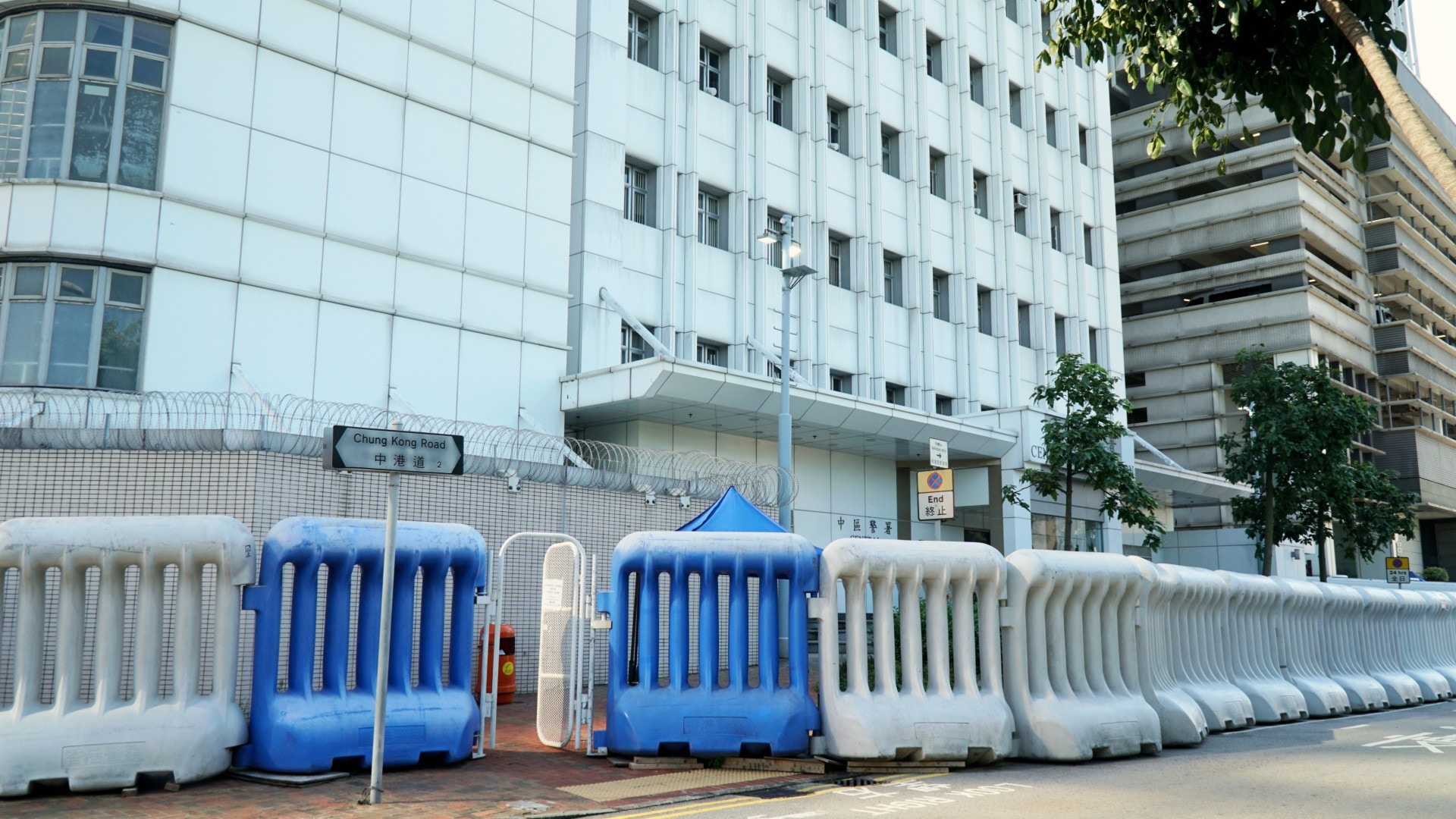 寵物公園的入口正正就在中區警署對面。(何穎琪攝) 寵物公園的入口正正就在中區警署對面。(何穎琪攝)