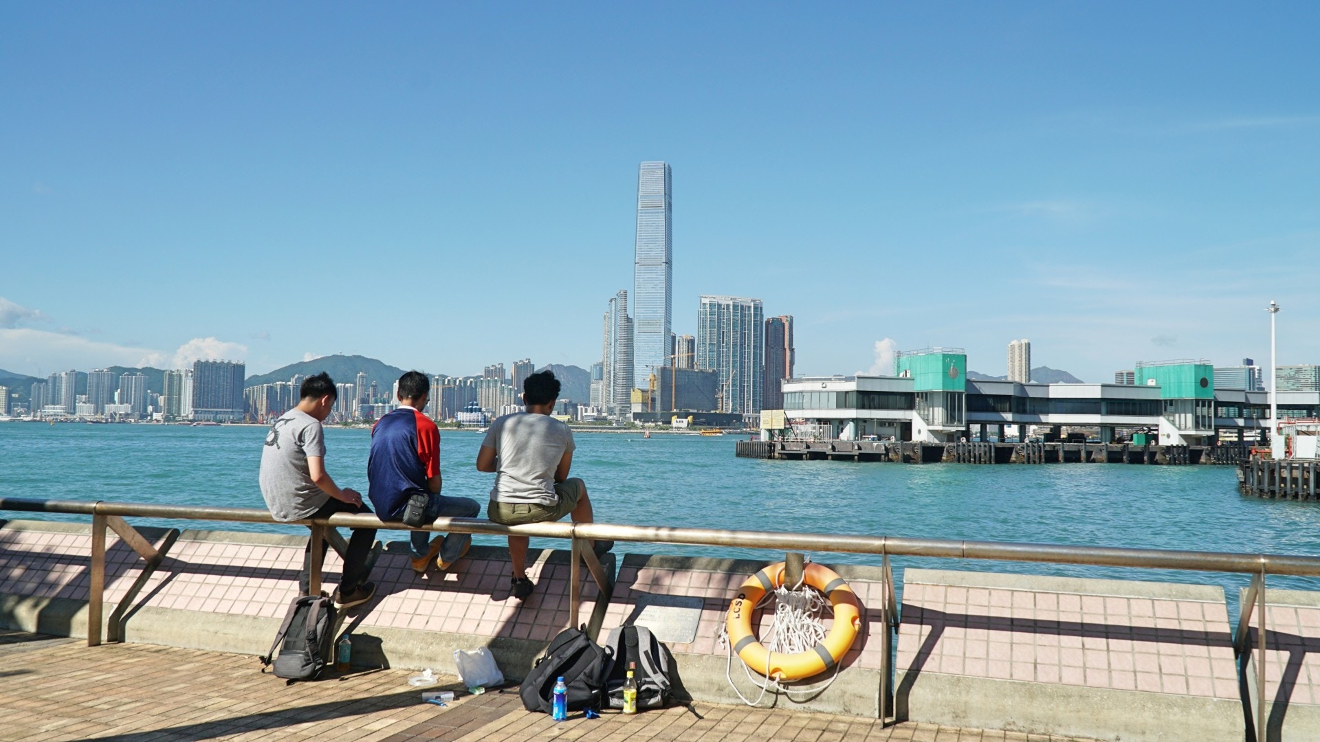 不少遊人特地到此看海。(何穎琪攝) 不少遊人特地到此看海。(何穎琪攝)