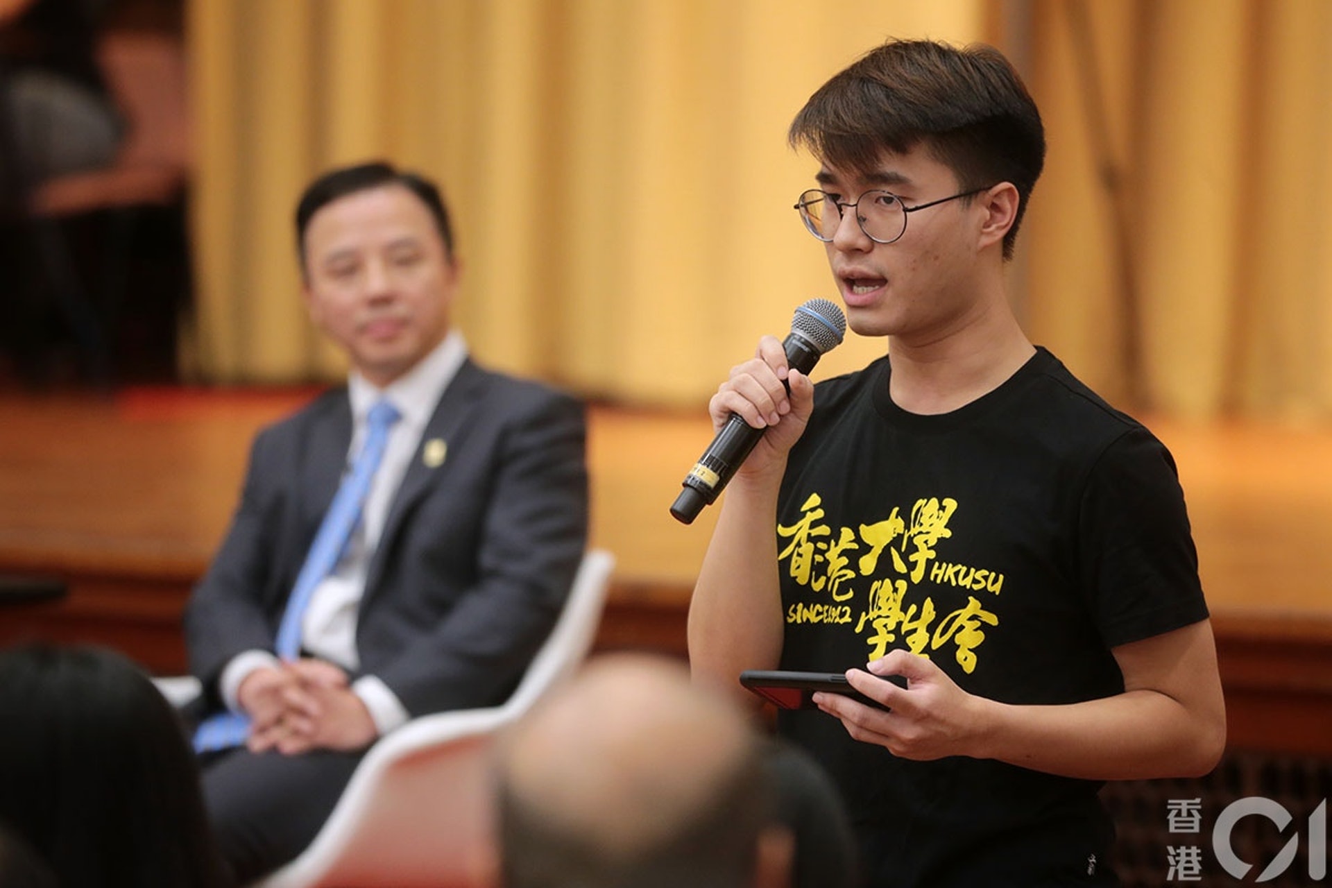 香港大學學生會署理會長黃程鋒表示,日前被白衣人以籐條襲擊,為了自身及家人安全,決定離港及提出呈辭。(資料圖片/李澤彤攝) 香港大學學生會署理會長黃程鋒表示,日前被白衣人以籐條襲擊,為了自身及家人安全,決定離港及提出呈辭。(資料圖片/李澤彤攝)