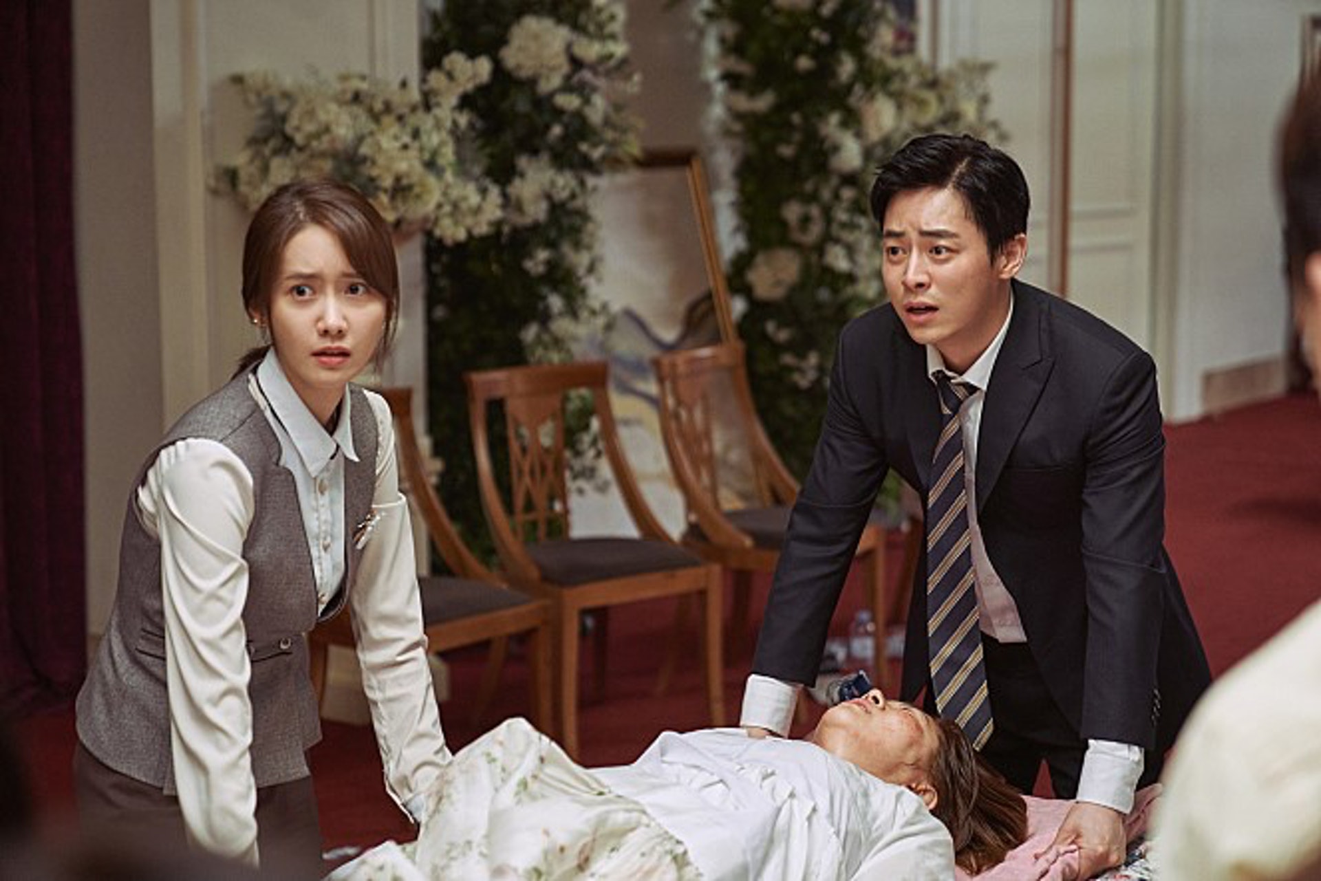 《EXIT:極限逃生》由潤娥和曹政奭主演,兩人在戲中本來一個是「廢青」,一個是高級餐廳副店長,但當災難殺到埋身都要上陣出力!(劇照) 《EXIT:極限逃生》由潤娥和曹政奭主演,兩人在戲中本來一個是「廢青」,一個是高級餐廳副店長,但當災難殺到埋身都要上陣出力!(劇照)