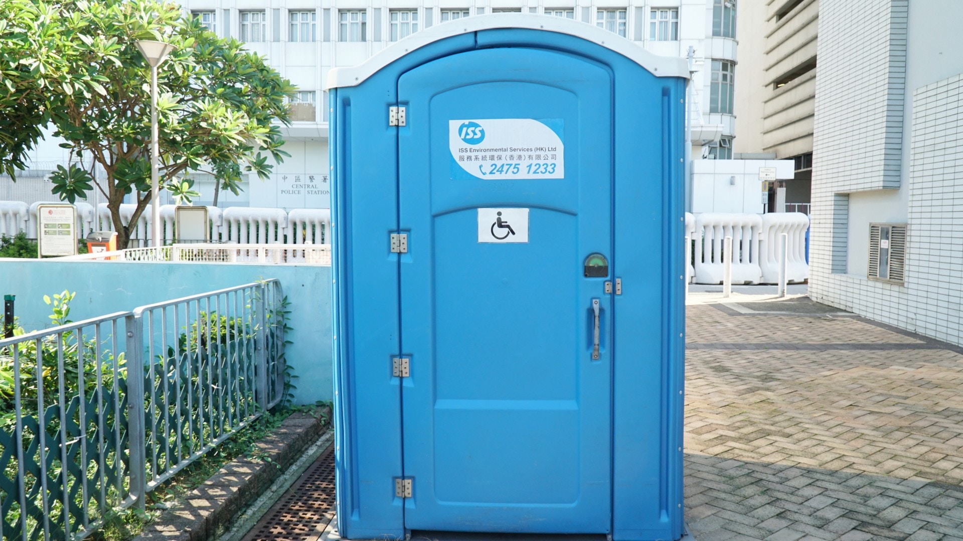 公園入口旁邊設有流動廁所,內部雖然沒有異味,但坐廁充滿污跡。(何穎琪攝) 公園入口旁邊設有流動廁所,內部雖然沒有異味,但坐廁充滿污跡。(何穎琪攝)