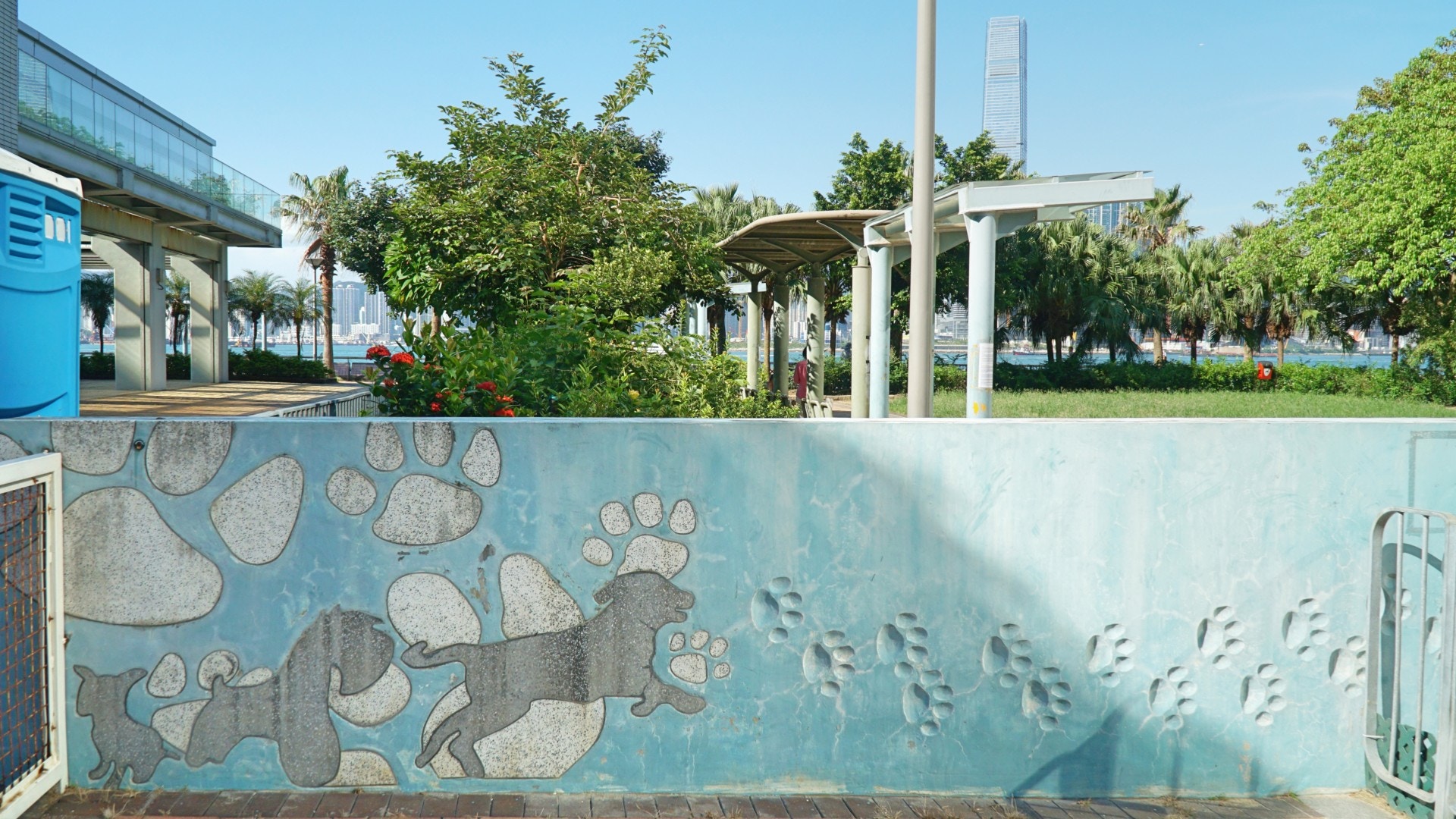 打開第一道閘門後會看見這幅牆畫。(何穎琪攝) 打開第一道閘門後會看見這幅牆畫。(何穎琪攝)