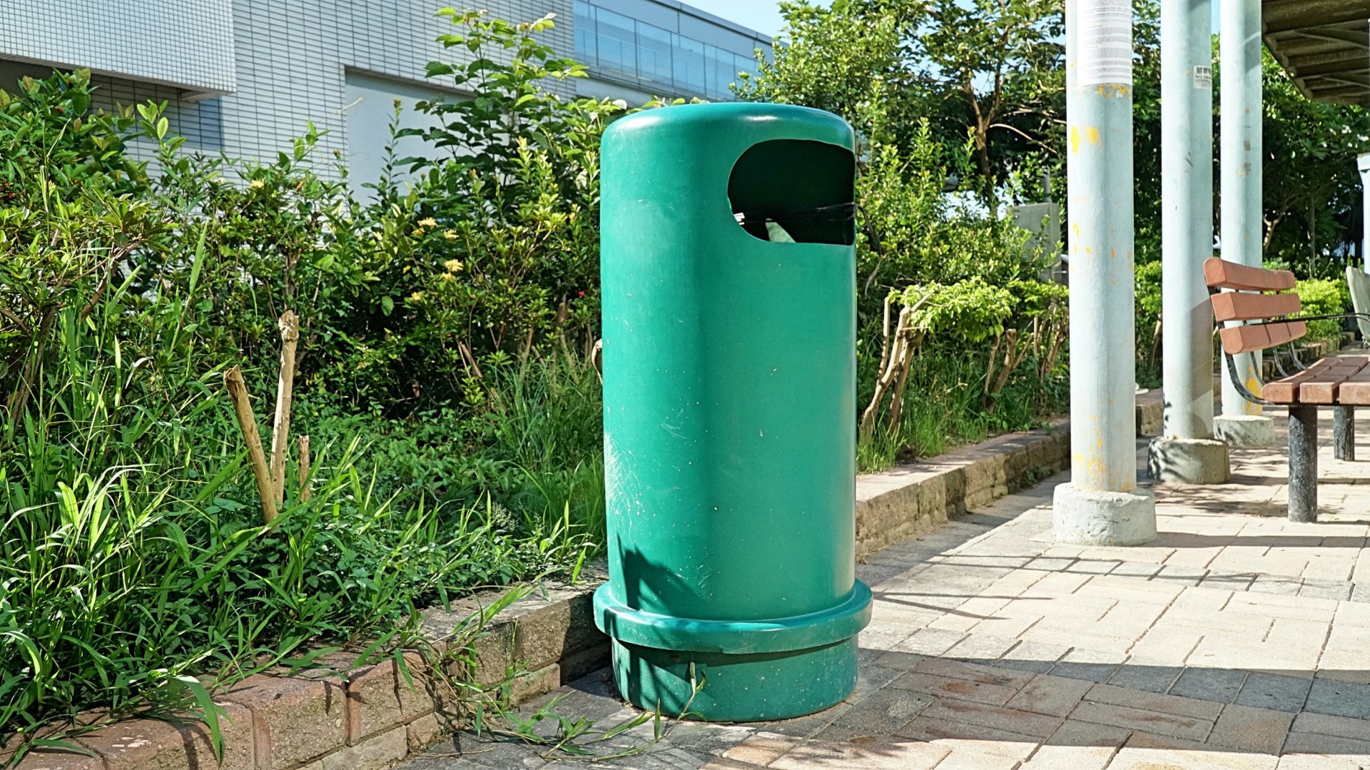 圓內共有兩個垃圾桶。（何穎琪攝）