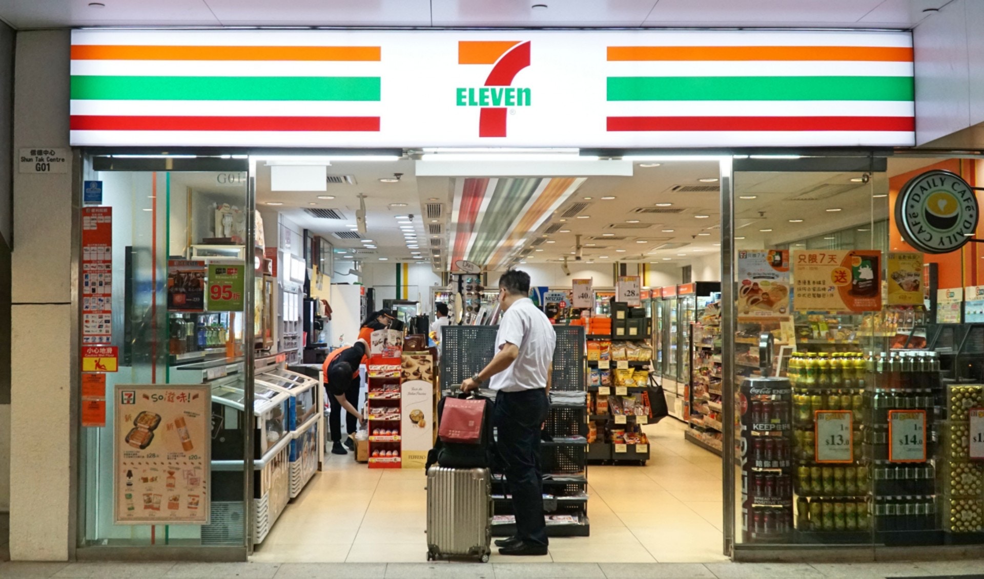 地下設有便利店,寵主可買小食飲品作補給。(何穎琪攝) 地下設有便利店,寵主可買小食飲品作補給。(何穎琪攝)