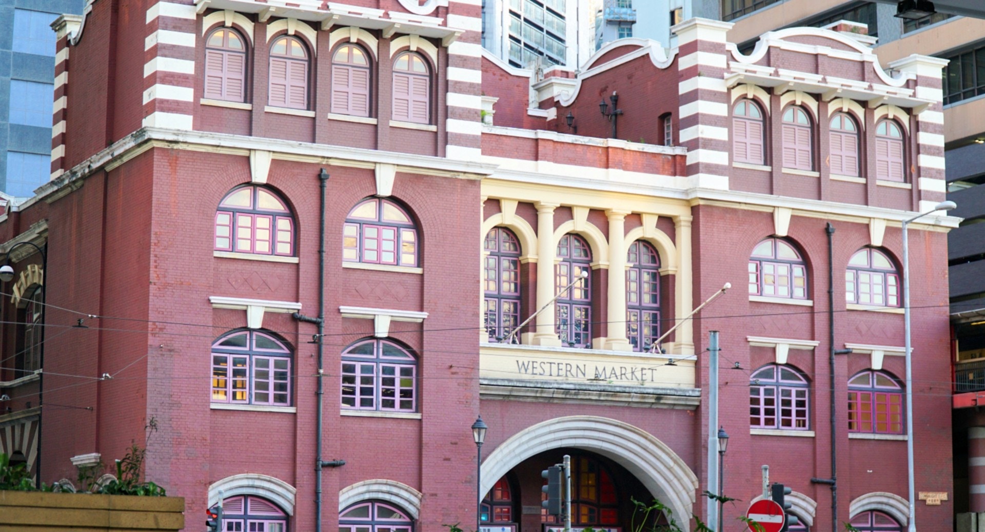 馬路對面便是西港城,寵主可經天橋前往。(何穎琪攝) 馬路對面便是西港城,寵主可經天橋前往。(何穎琪攝)