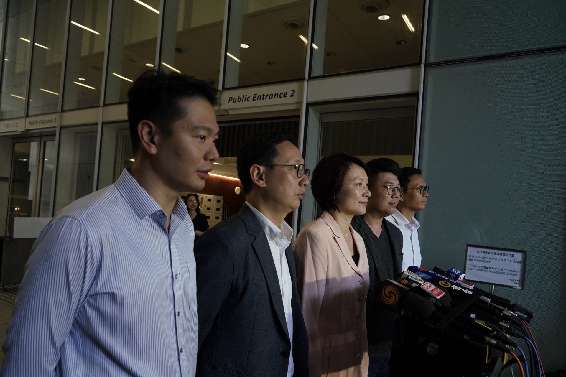 民建聯多名立法會議員再約見發展局局長黃偉綸,主席李慧琼表示,會面上對政府覓地建屋「龜速」表達不滿,否認是為區選。(高仲明攝) 民建聯多名立法會議員再約見發展局局長黃偉綸,主席李慧琼表示,會面上對政府覓地建屋「龜速」表達不滿,否認是為區選。(高仲明攝)