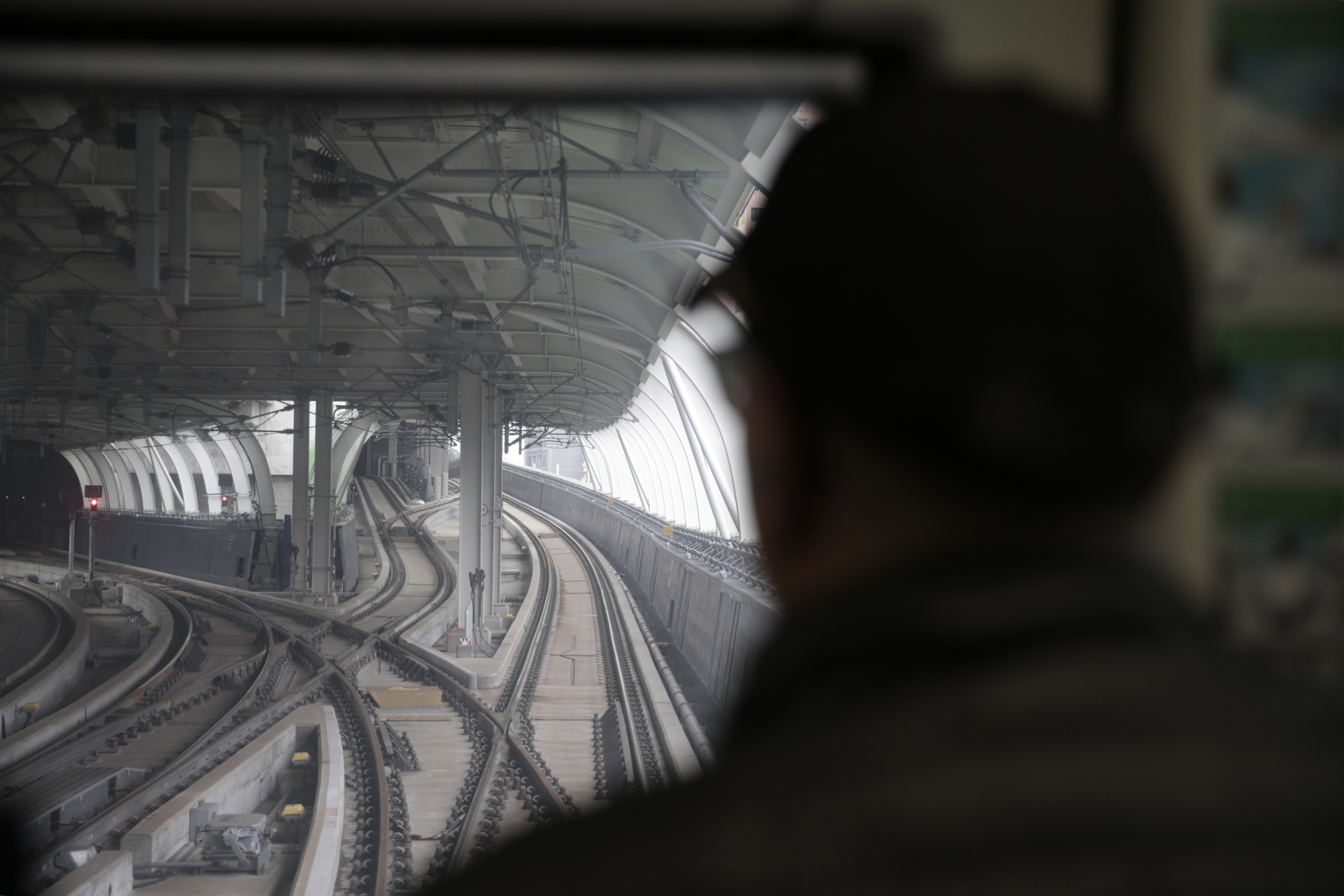在無人駕駛列車的車頭和車尾可以一窺高架橋路軌的奧秘。（鍾偉德攝）