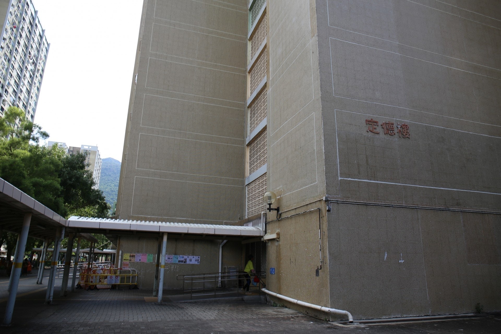 本月10日,屯門安定邨發生命案,一名42歲女子昏迷單位內,現場證實死亡,單位內一名56歲姓林男子昏迷,送院治理後回復清醒。(資料圖片) 本月10日,屯門安定邨發生命案,一名42歲女子昏迷單位內,現場證實死亡,單位內一名56歲姓林男子昏迷,送院治理後回復清醒。(資料圖片)