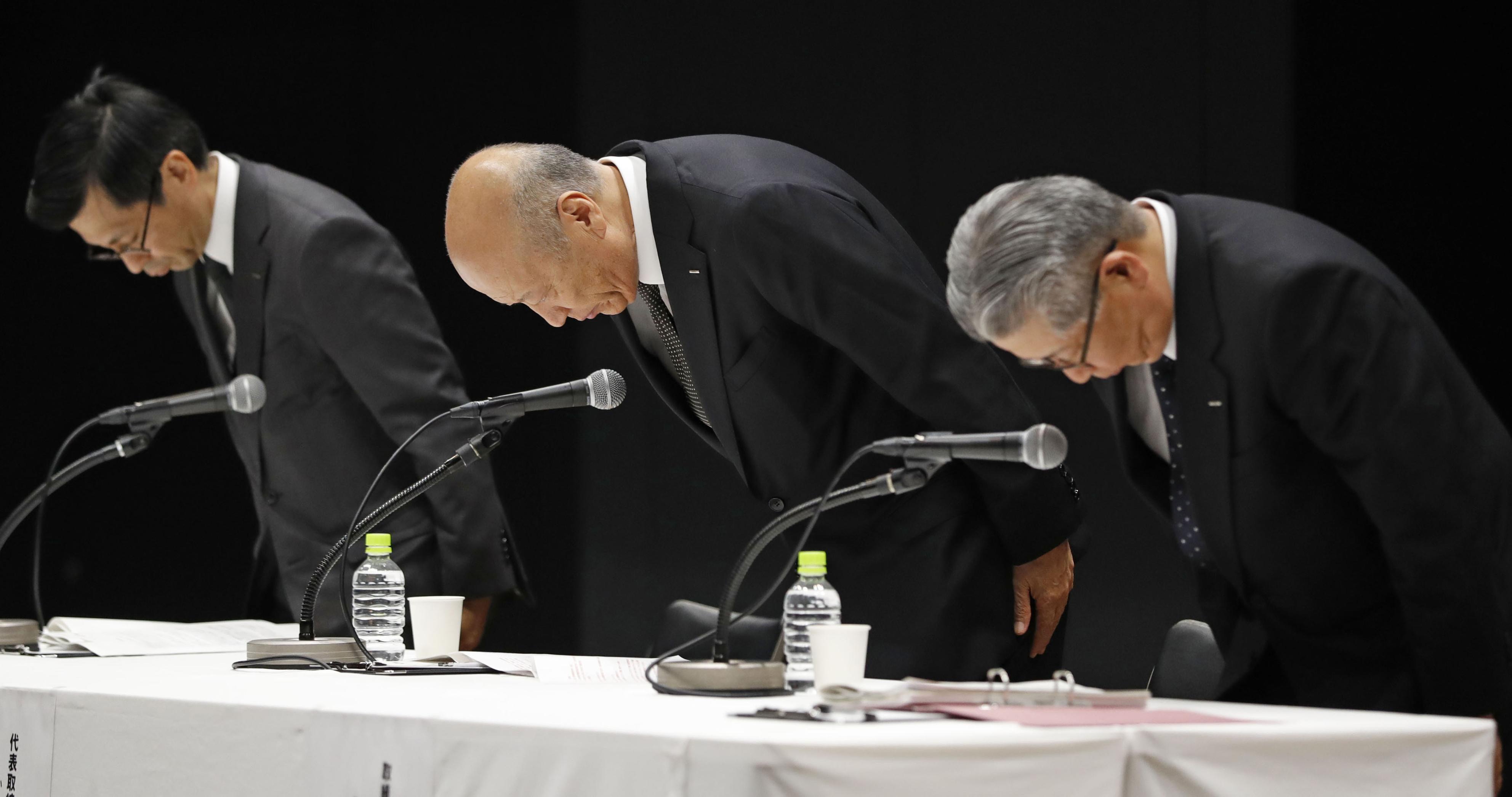 石井直（中）聯同其他公司高層周三（28日）傍晚出席記者會。石井直公布辭職的決定，並就員工因工作過勞自殺一事公開道歉。（美聯社）