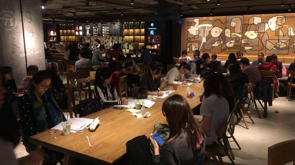 連鎖咖啡店設溫習區變「公共空間」 唔怕阻住做生意?仲易搵位? 連鎖咖啡店設溫習區變「公共空間」 唔怕阻住做生意?仲易搵位?