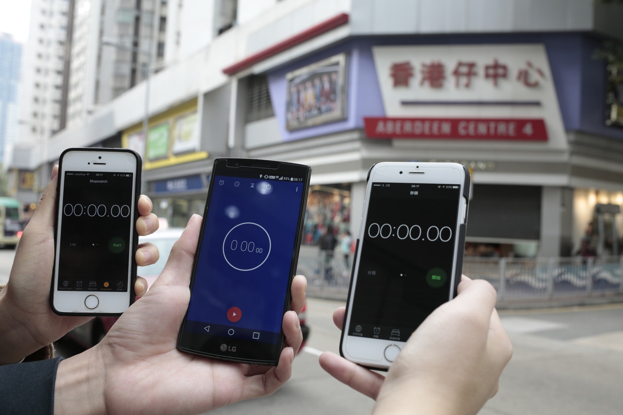 記者兵分三路分別選搭巴士、小巴駁港鐵，和街渡過利東駁港鐵，以測驗哪種方法出灣仔最快。（鍾偉德攝）