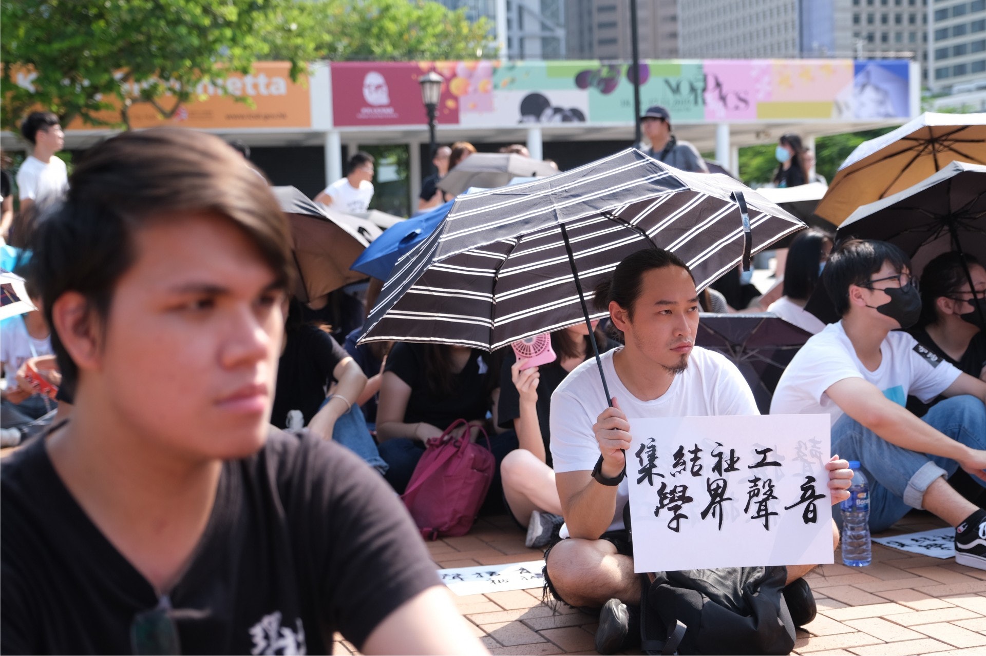 逾百名社工學生及市民出席集會,為前線社工集氣。(盧翊銘攝)
