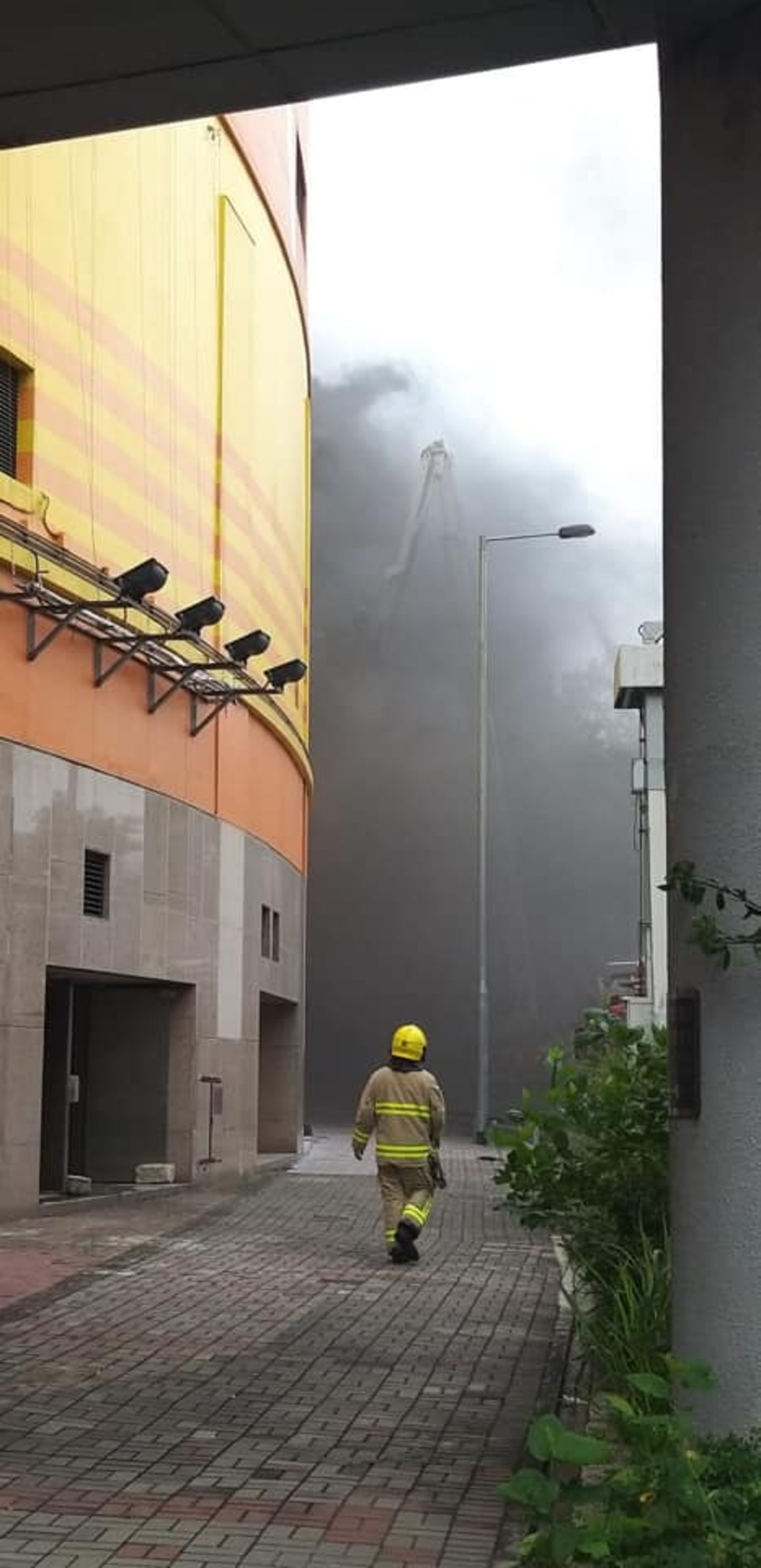 九龍灣國際展貿中心發生火警,冒出大量濃煙。(網上圖片) 九龍灣國際展貿中心發生火警,冒出大量濃煙。(網上圖片)