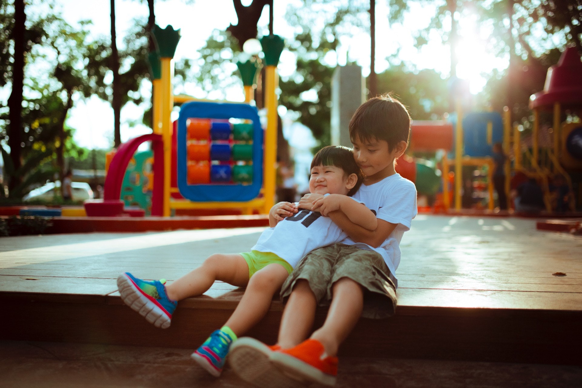 學童一起玩樂,病菌或會透過肢體接觸傳播。(lee_hisu/unsplash) 學童一起玩樂,病菌或會透過肢體接觸傳播。(lee_hisu/unsplash)