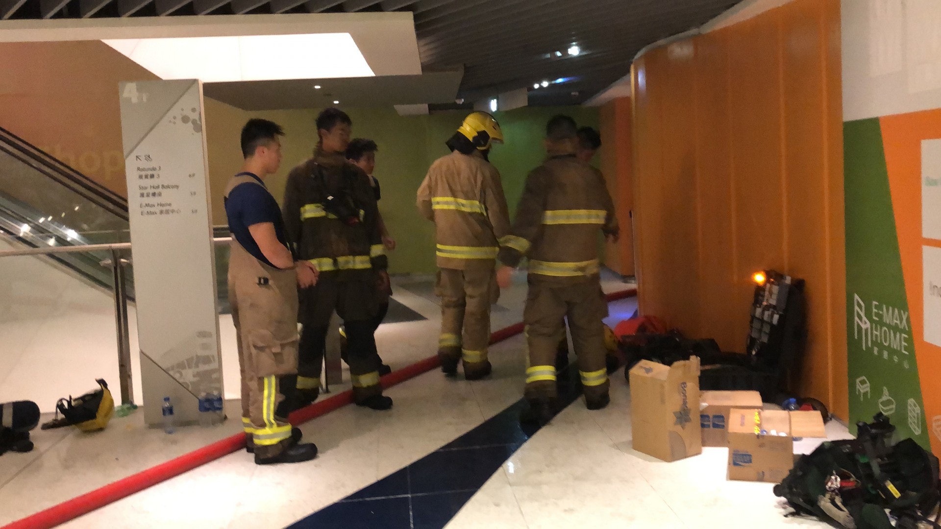 消防正在現場進行調查。(陳諾希攝) 消防正在現場進行調查。(陳諾希攝)