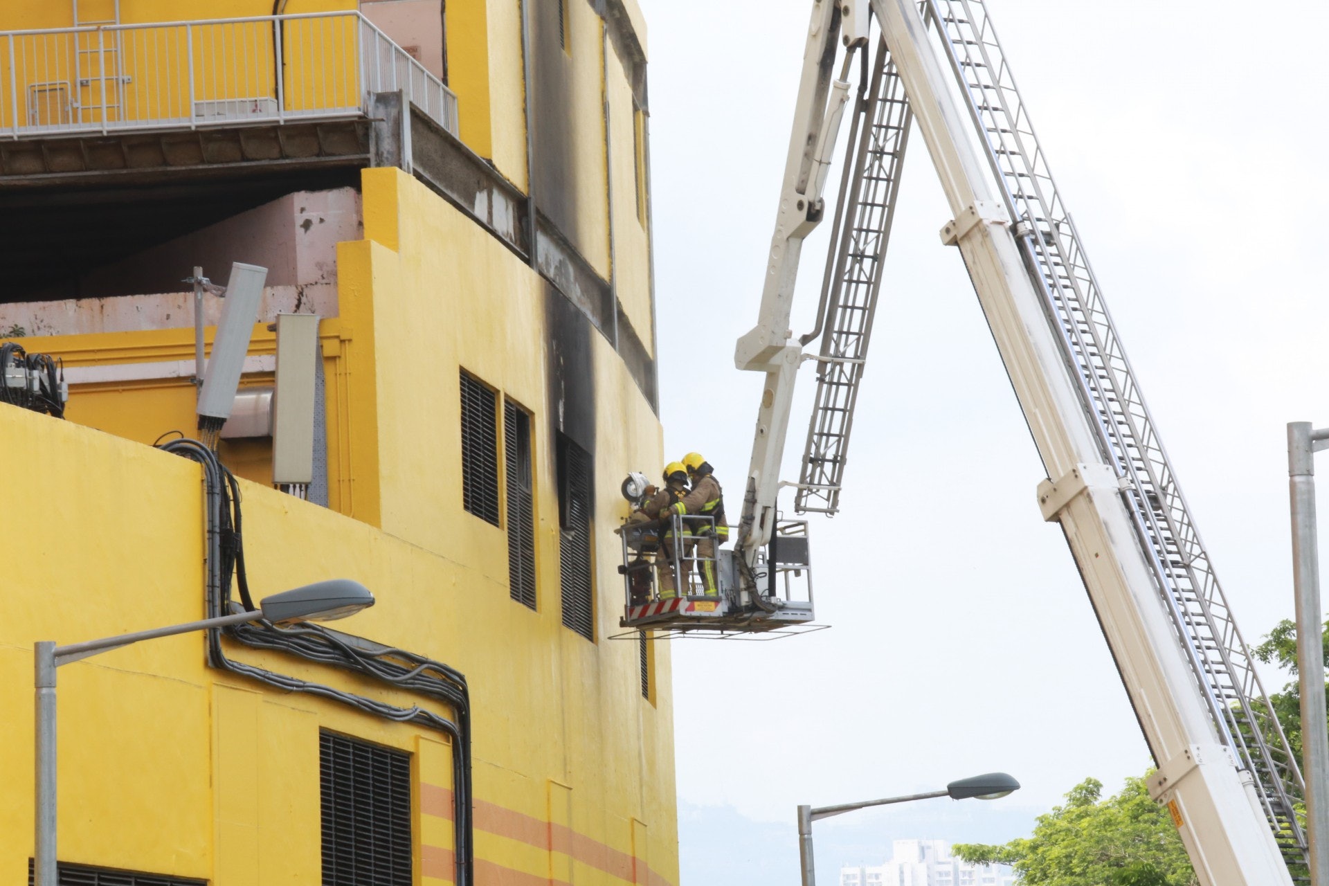 消防架起雲梯灌救。(陳諾希攝) 消防架起雲梯灌救。(陳諾希攝)
