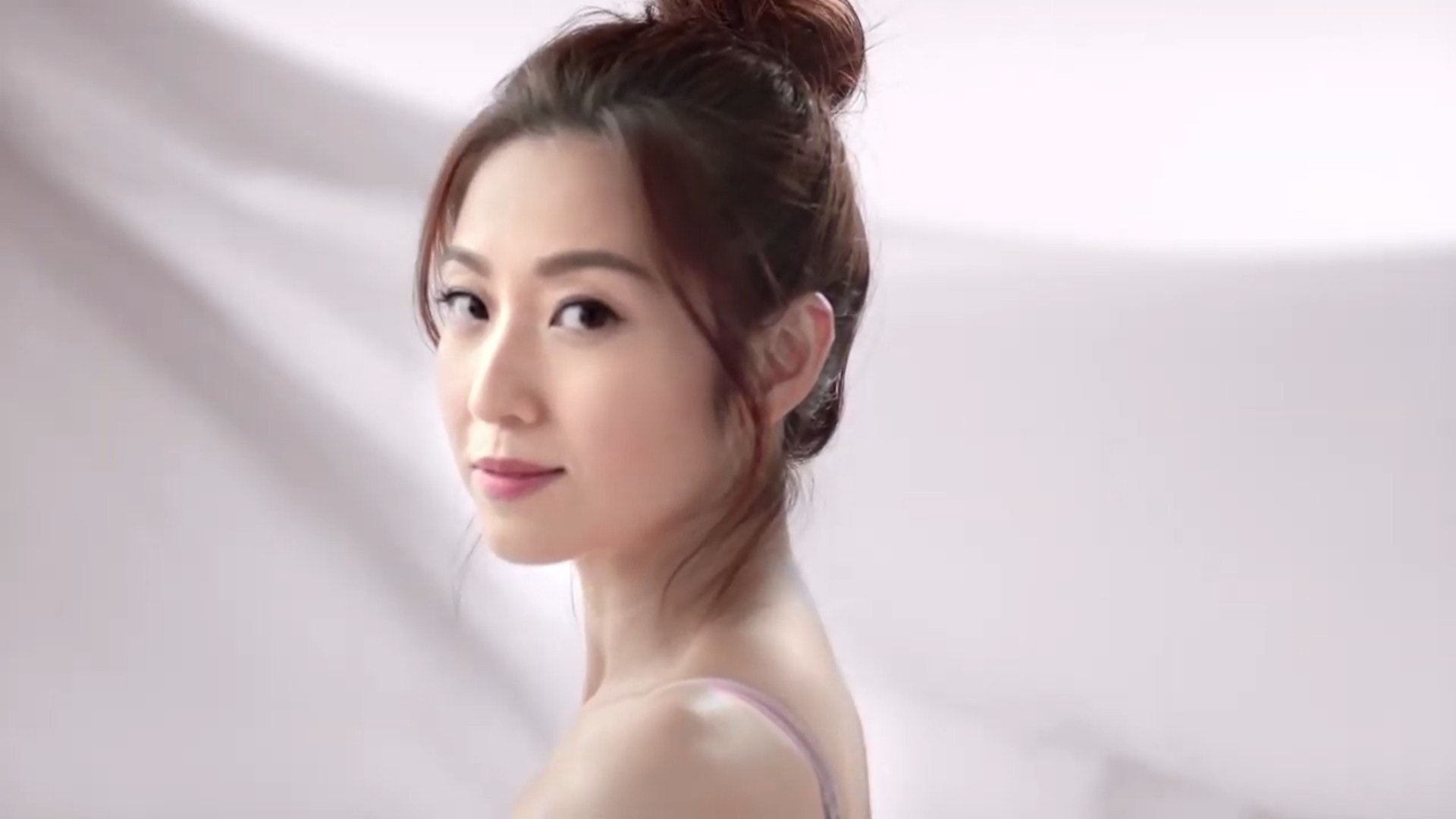 眼神凌厲。(Josephine Bust & Slimming YouTube影片截圖) 眼神凌厲。(Josephine Bust & Slimming YouTube影片截圖)