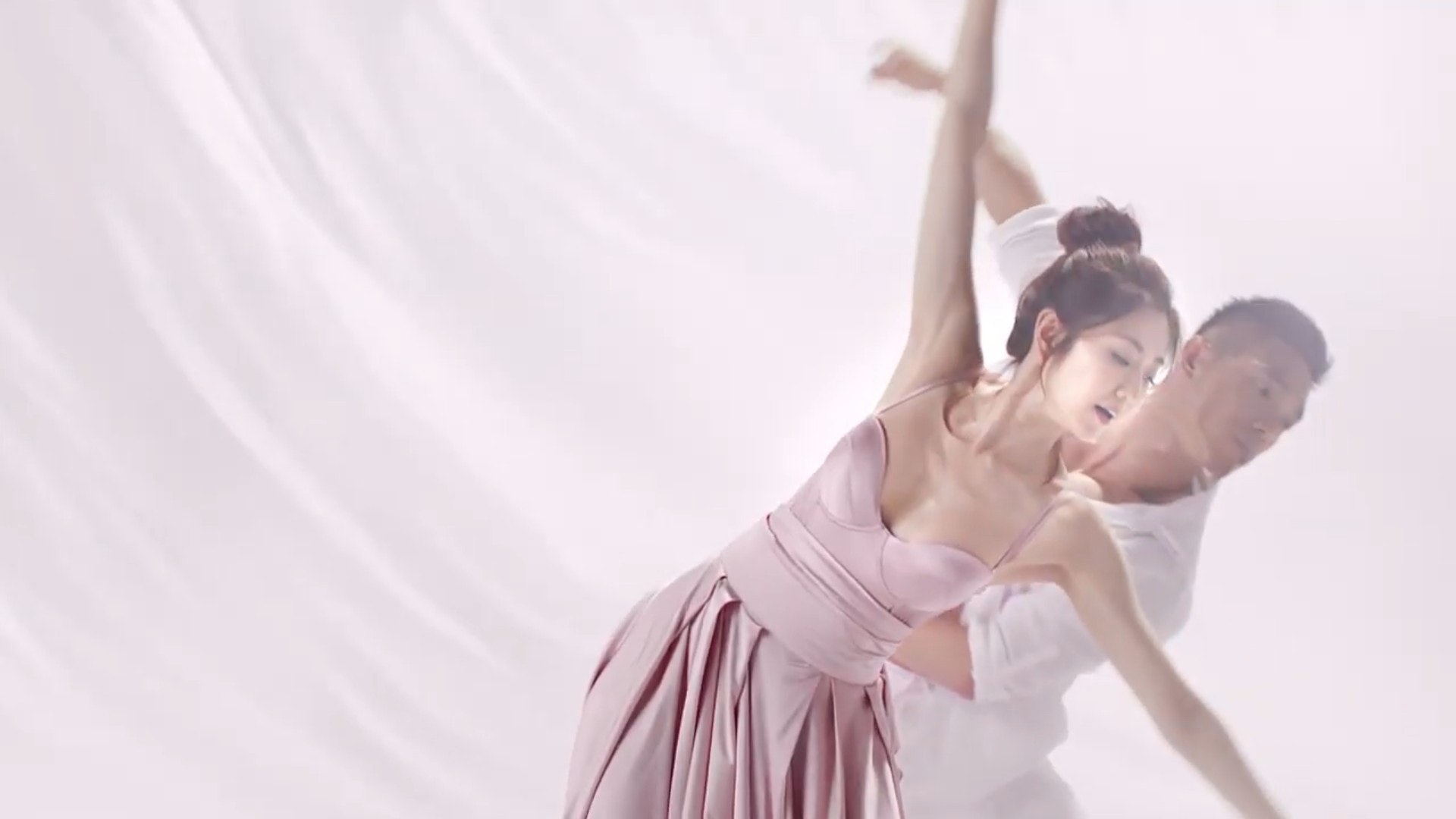 跳舞。(Josephine Bust & Slimming YouTube影片截圖) 跳舞。(Josephine Bust & Slimming YouTube影片截圖)