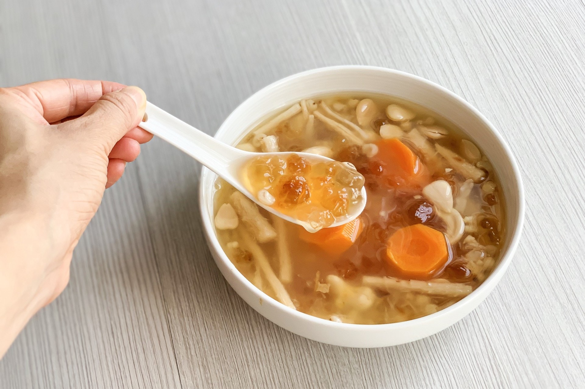 沙參桃膠紅蘿蔔湯。