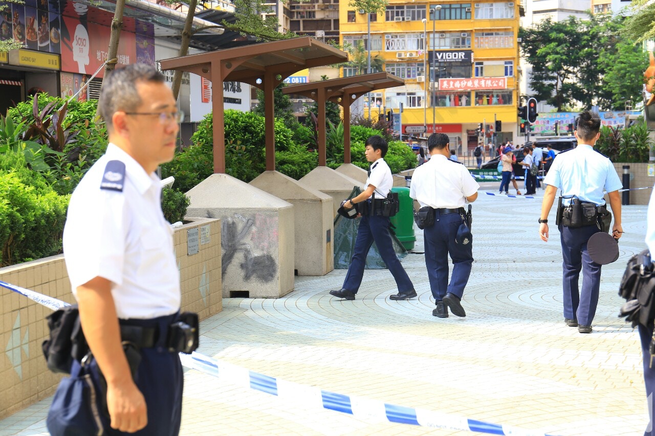 太子休憩公園長凳上有一名伯伯昏迷不醒，現場證實死亡，據悉，死者為一名露宿者。（鄧栢良攝）