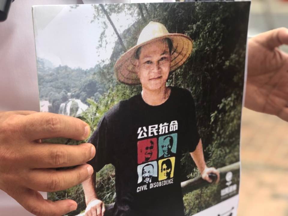 公民黨立法會議員郭家麒、街工立法會議員梁耀忠、支聯會副主席鄒幸彤、李卓人、社民連主席吳文遠、前立法會議員梁國雄、民陣召集人岑子杰、副召集人陳皓桓等十多人在中聯辦外合唱《願榮光歸香港》聲援賴日福。（鄭榕笛攝）