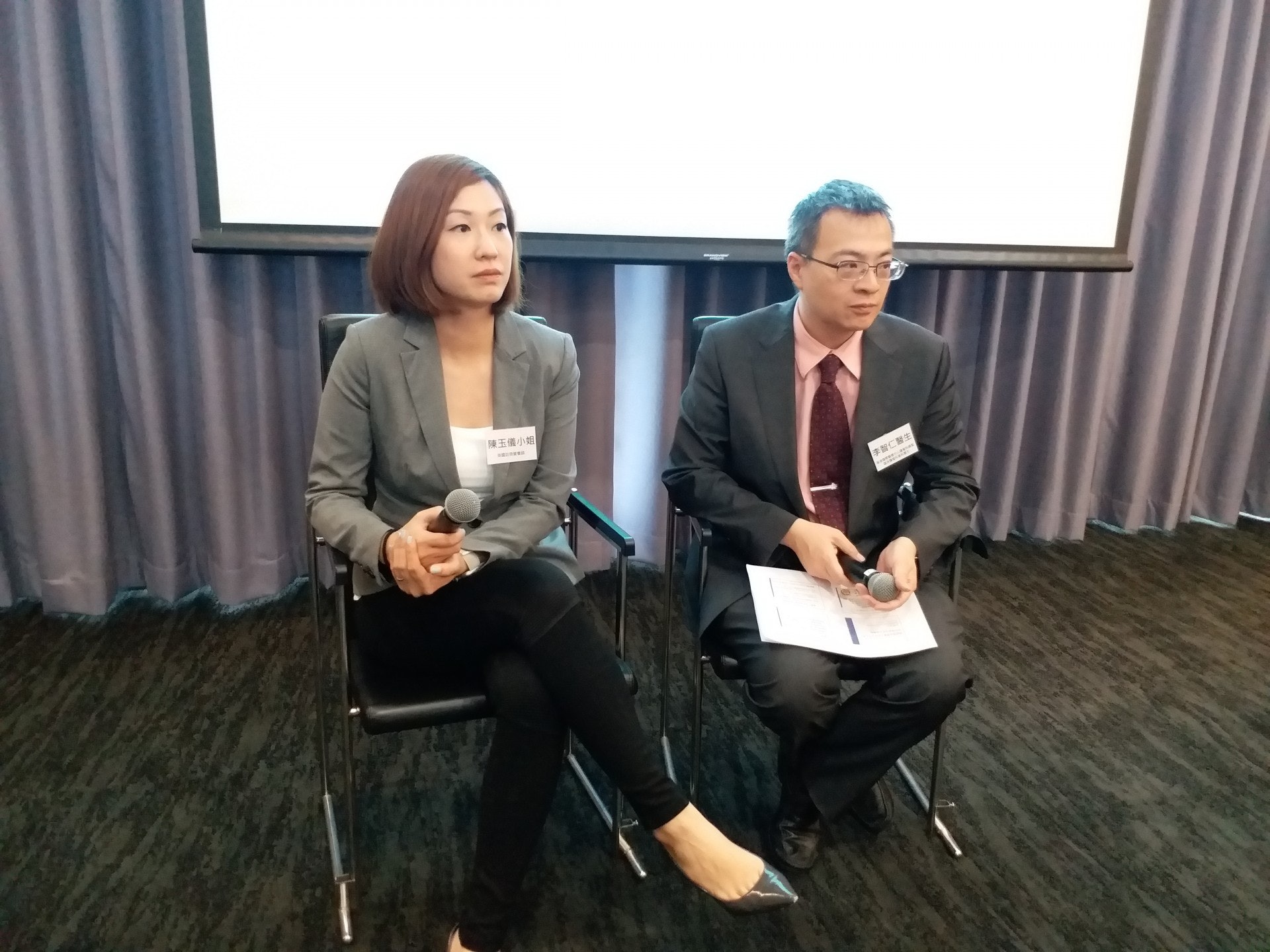 香港國際醫療中心腫瘤科總監、臨床腫瘤科專科醫生李智仁(右)指,「餓死癌細胞」是謬誤。(侯彩琳攝) 香港國際醫療中心腫瘤科總監、臨床腫瘤科專科醫生李智仁(右)指,「餓死癌細胞」是謬誤。(侯彩琳攝)