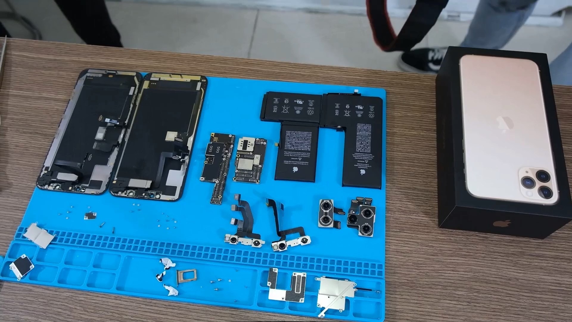 iPhone 11 Pro Max實機爆開解體 電池、三鏡頭、主板零件曝光 iPhone 11 Pro Max實機爆開解體 電池、三鏡頭、主板零件曝光