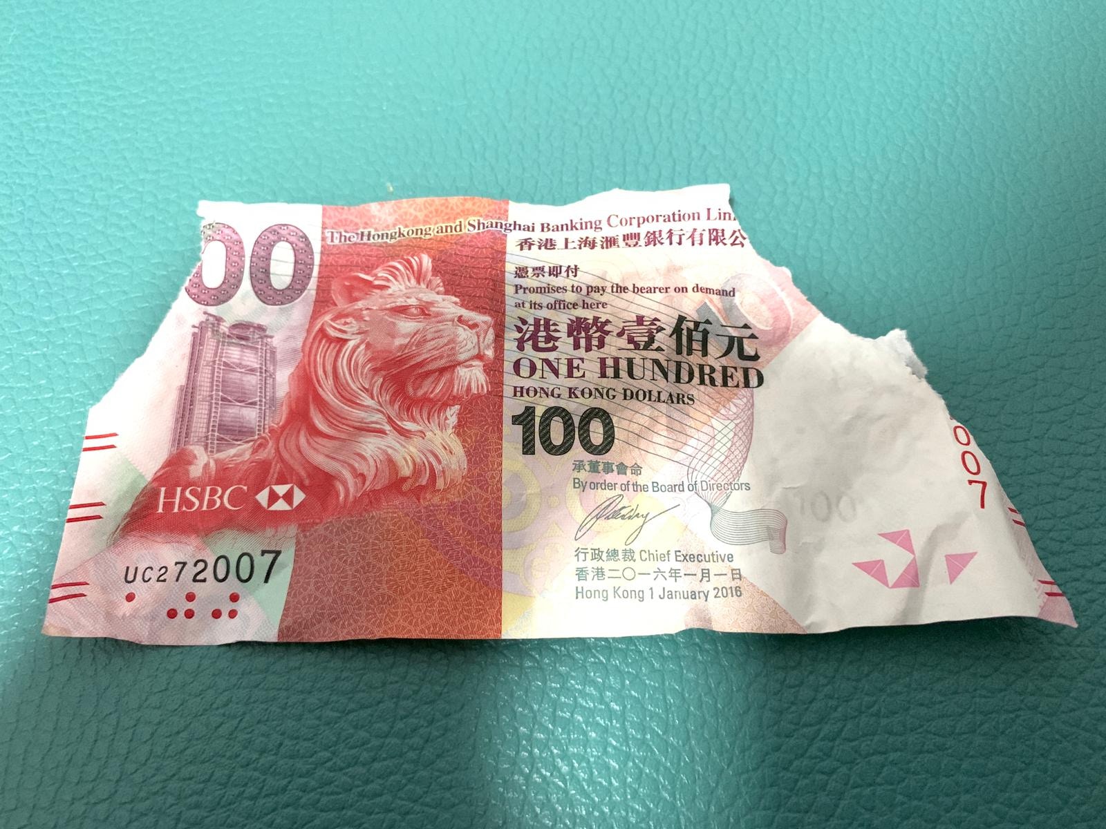 Hajimei曾經把100元紙幣咬碎,嚴小姐隨後把碎片放在書桌上留念,結果遭賊人偷走。(受訪者提供) Hajimei曾經把100元紙幣咬碎,嚴小姐隨後把碎片放在書桌上留念,結果遭賊人偷走。(受訪者提供)