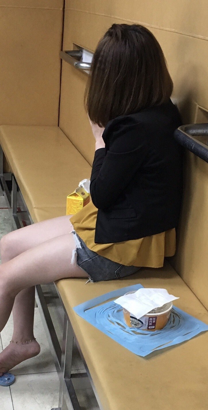 警察認證的越南版新垣結衣！卻因逾期居留遭逮捕，依法必須遣返，卻也讓男警們不捨。（聯合報／巫鴻瑋翻攝）