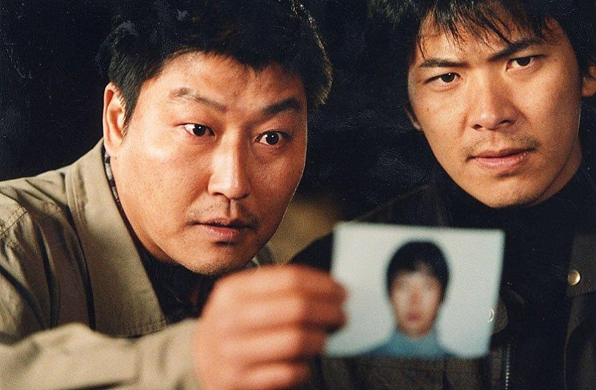 奉俊昊將「華城連環殺人案」拍成電影,雖然戲中的人名全是化名,不過在戲內以非常高的還原度呈現出兇手的犯案手法。(劇照) 奉俊昊將「華城連環殺人案」拍成電影,雖然戲中的人名全是化名,不過在戲內以非常高的還原度呈現出兇手的犯案手法。(劇照)