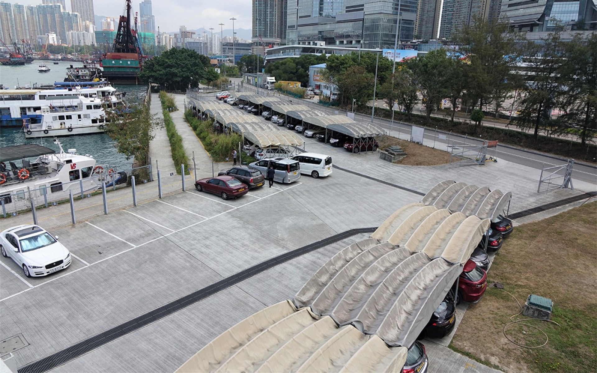 項目辦公室停車場提供時租及日泊服務。時租星期一至五 (公眾假期除外)每小時$15;星期六、日及公眾假期每小時$20,日泊星期一至五 (公眾假期除外)每天$80(上午8時至下午6時)。(西九文化區) 項目辦公室停車場提供時租及日泊服務。時租星期一至五 (公眾假期除外)每小時$15;星期六、日及公眾假期每小時$20,日泊星期一至五 (公眾假期除外)每天$80(上午8時至下午6時)。(西九文化區)