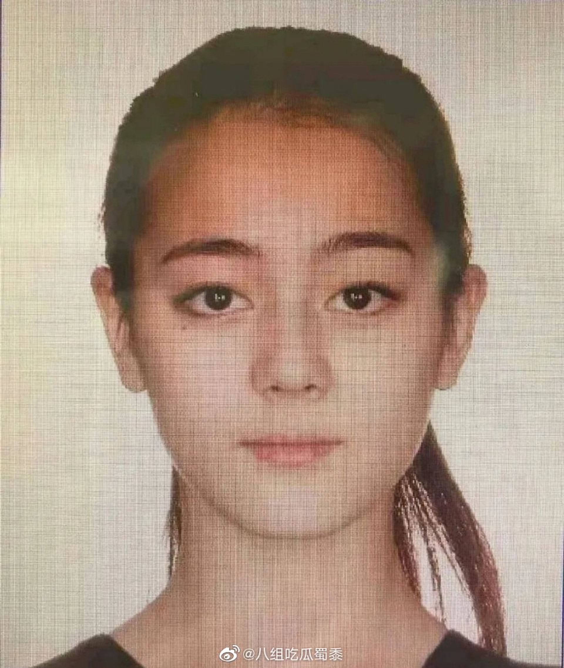 網上流傳一張迪麗熱巴的證件相,相中的她模樣非常青澀。(八組吃瓜蜀黍微博圖片) 網上流傳一張迪麗熱巴的證件相,相中的她模樣非常青澀。(八組吃瓜蜀黍微博圖片)