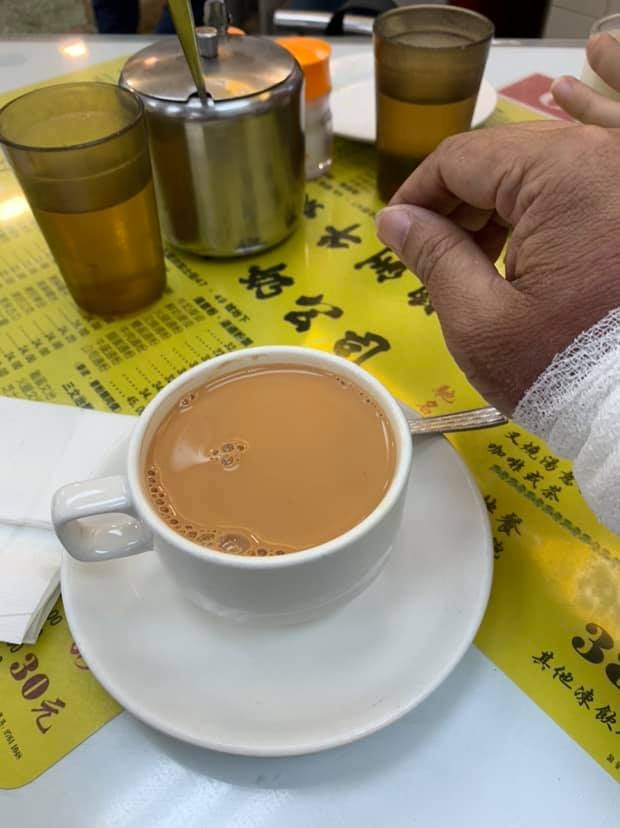 【一人一個澳牛貼心事】澳牛侍應特意將奶茶放到樓主面前，還把杯耳轉到左手邊，方便她使用不痛的左手喝茶。（fb「香港人的飲食購物天地」圖片）