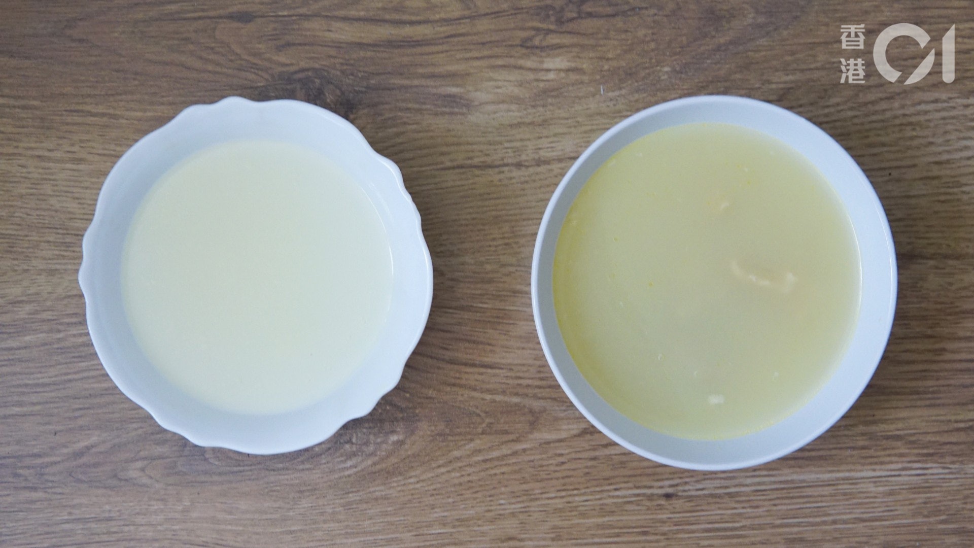 左邊是煲了1個鐘，未加蜜瓜前的湯，清澈而純白；右邊是加了蜜瓜，合共煲了2小時後的湯，明顯更深色。